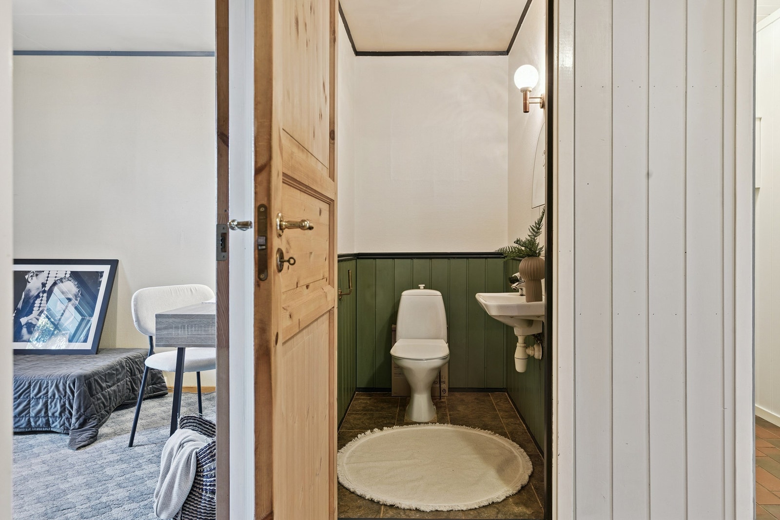 I tillegg til to bad, har boligen to separate toalettrom i første etasje. Her er toalettet tilhørende del 1. Galleribilde