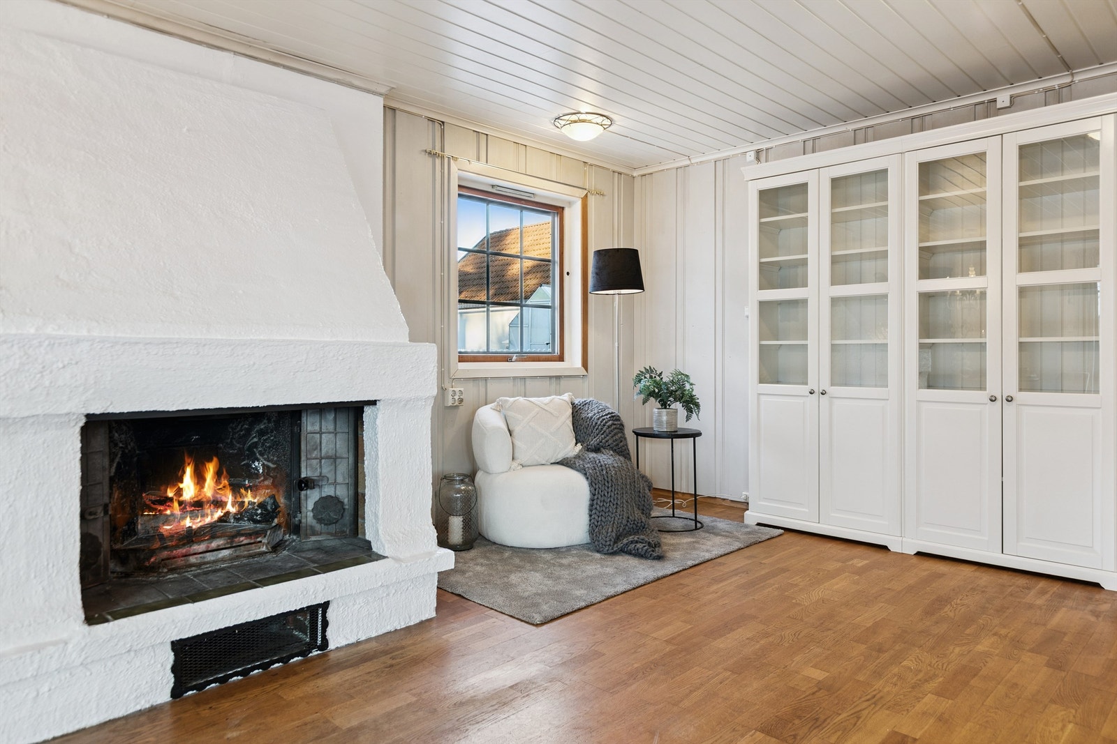 En hyggelig krok ved peisen, med plass for en godstol og leselampe. Eller kanskje ett lite bibliotek? Galleribilde