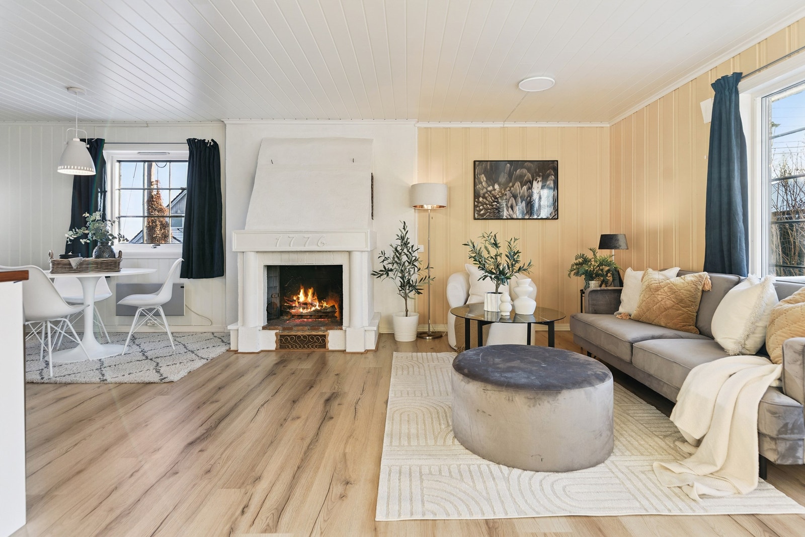 Også denne stuedelen har en egen peis med innsats for ekstra varme. Galleribilde