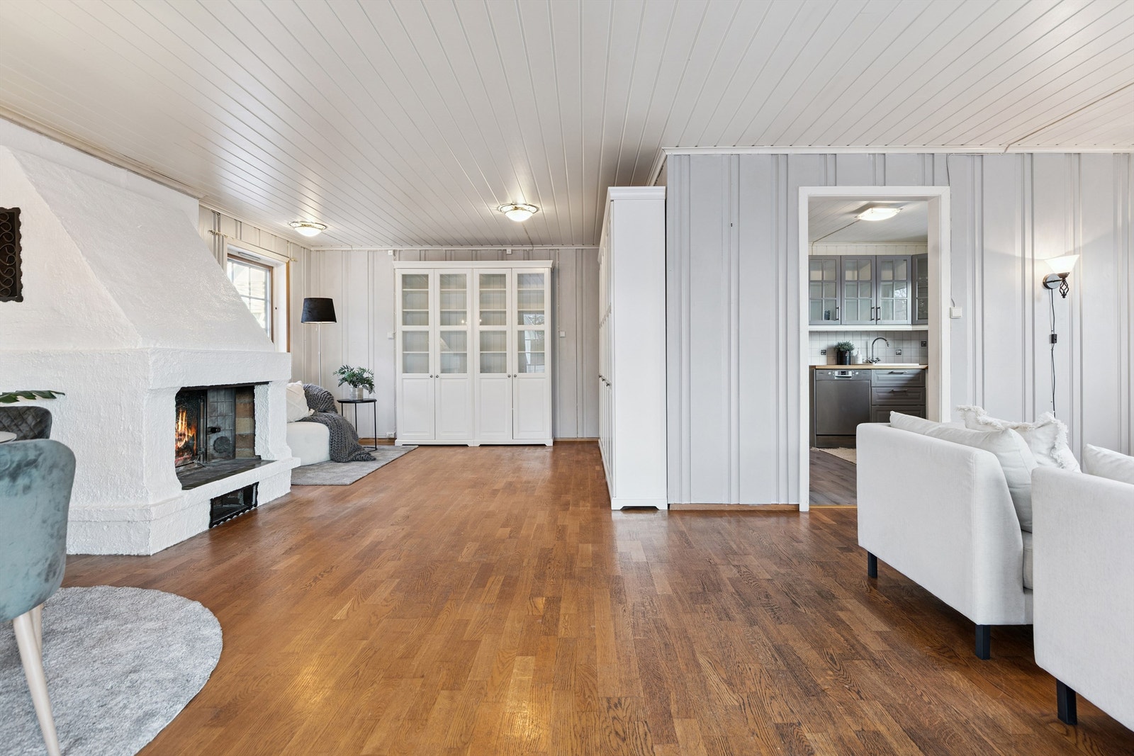 Peis med innsats i stuen som gir varme og hygge. Galleribilde