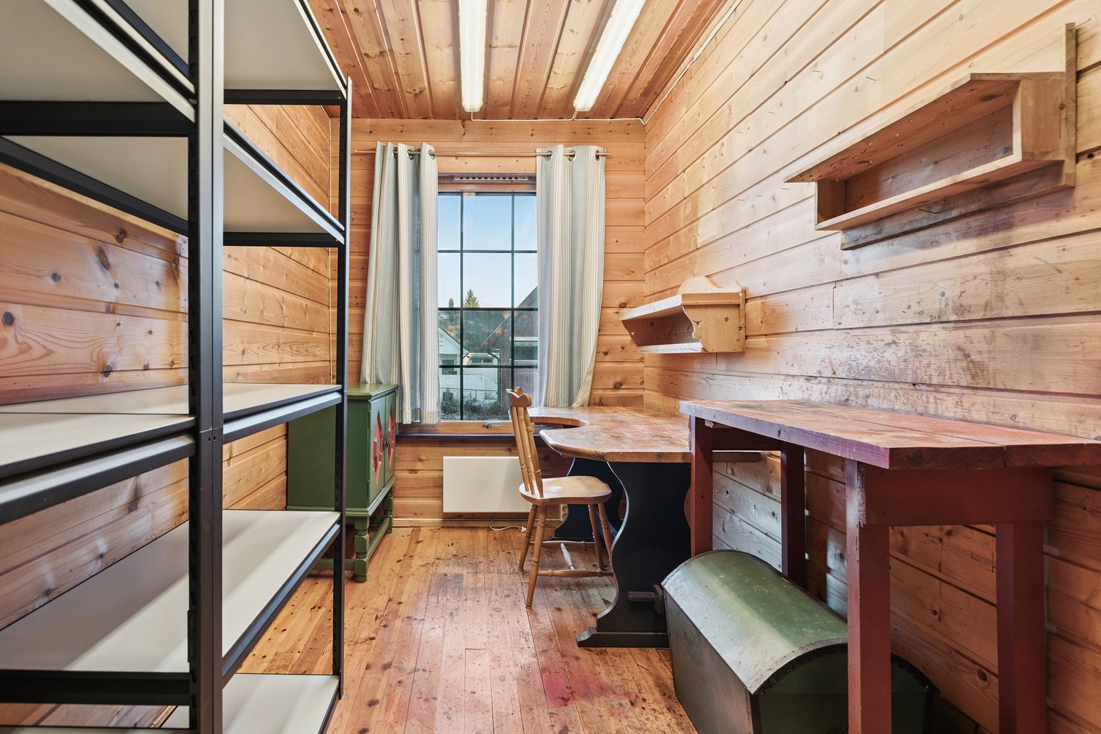 Praktisk hobbyrom med lagringsplass. Galleribilde