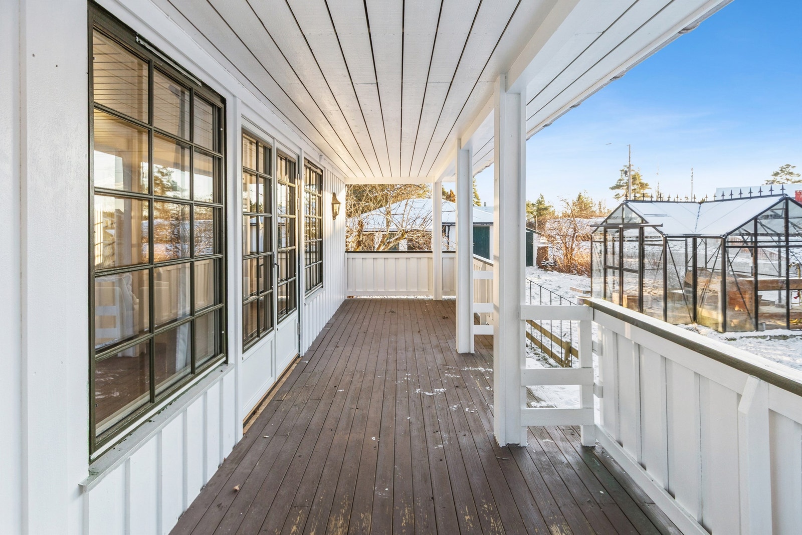 Fra stuen er det utgang til en overbygget og skjermet terrasse på 18 m². Galleribilde