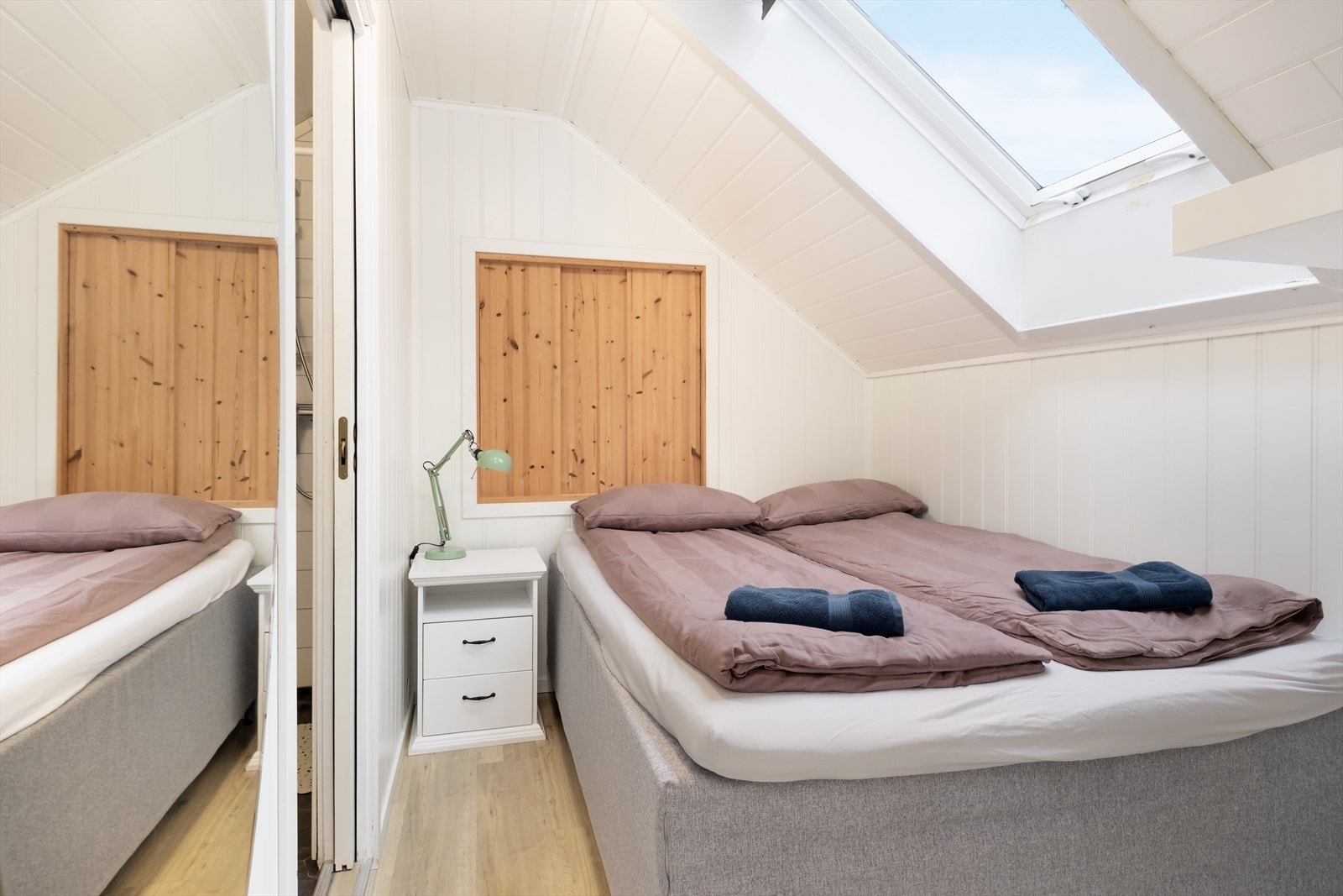 Soverommet har plass til ei dobbeltseng og tilkomst til badet via skøyvedør. Galleribilde