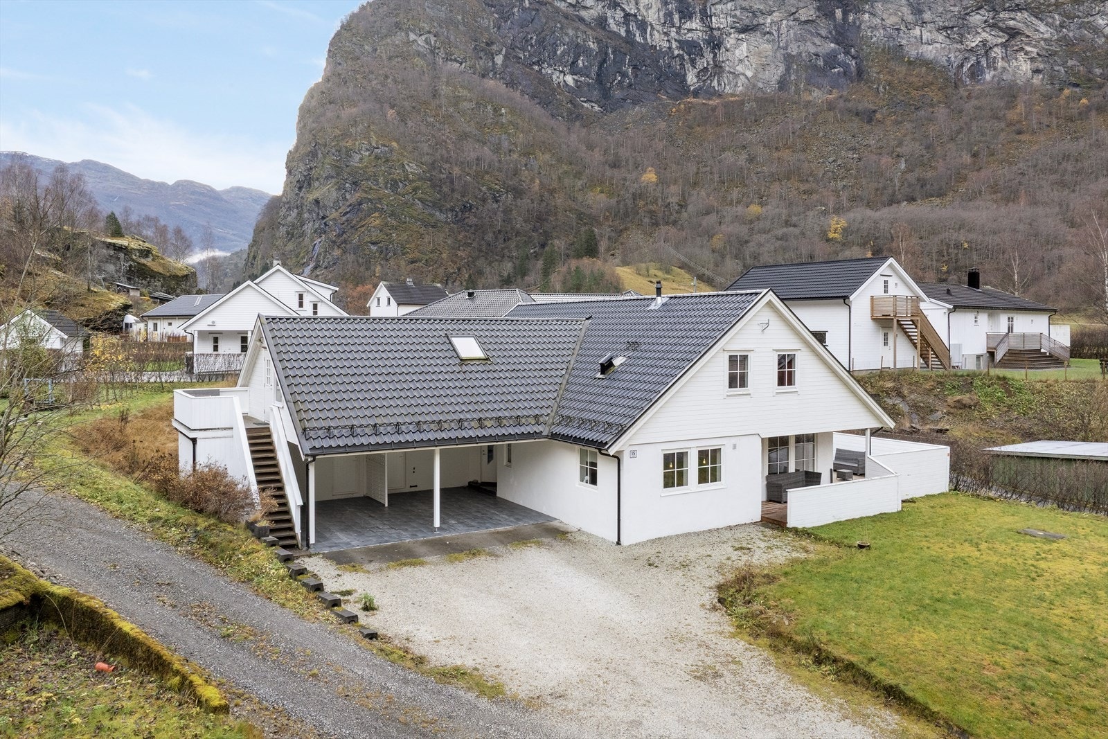 Eigedomen har god plass til parkering og grusa innkøyring. Galleribilde