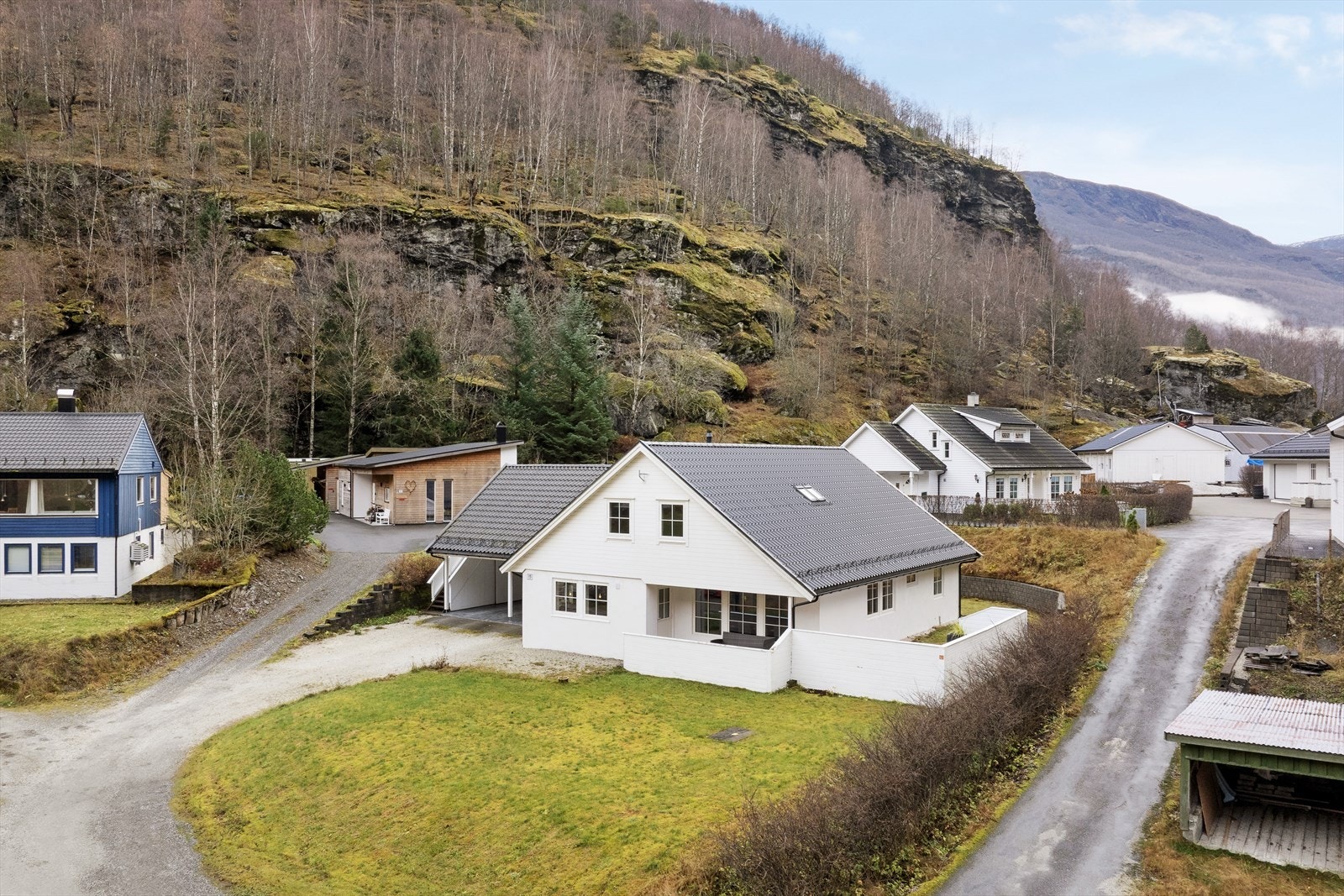 Romsleg einebustad på 2 etasjar, dobbelgarasje med moglegheit til hybelutleige og lettstelt hage. Galleribilde