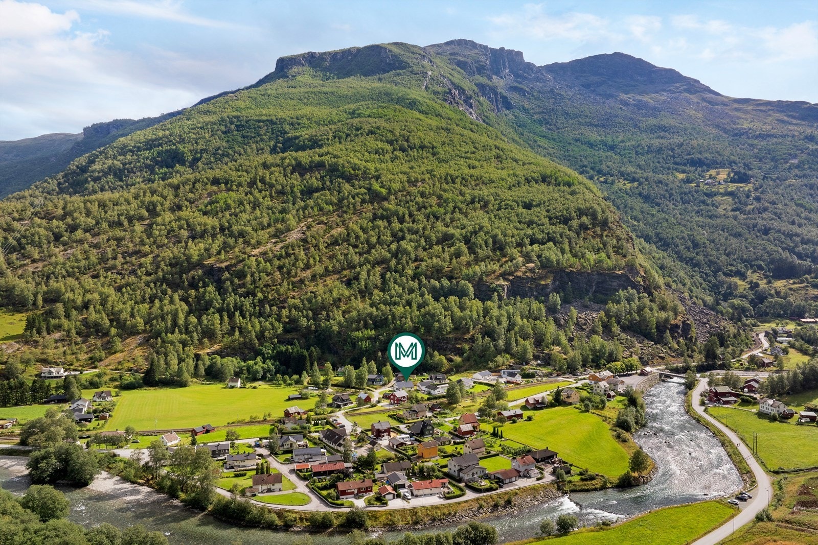 Eigedomen ligg på Lunden, ca 2 km frå sentrum i Flåm. Det er barnehage i nærområdet og ca 2 km til skule. Galleribilde