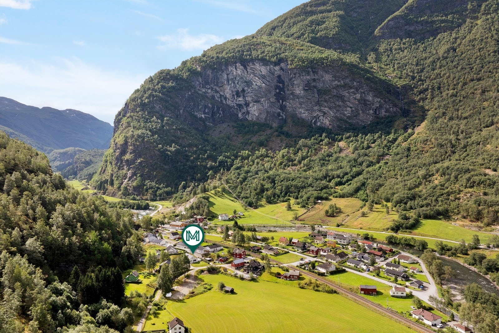 Eigedomen ligg ikkje lagt frå Lunden stasjon. Frå Lunden stasjon kan du ta toget mot Flåm, Myrdal, Bergen og Oslo S. Galleribilde