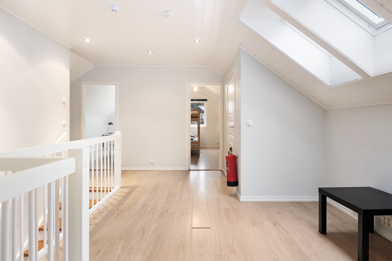 Loftet har eit romsleg gangareal med takvindauger og spottar i himling. Galleribilde