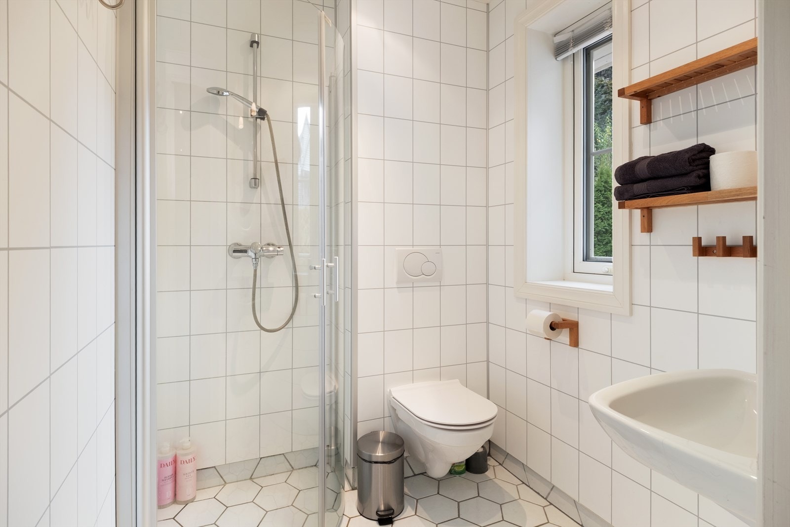 Bad nr 2 har flis på golv og baderomspanel på veggar. Galleribilde