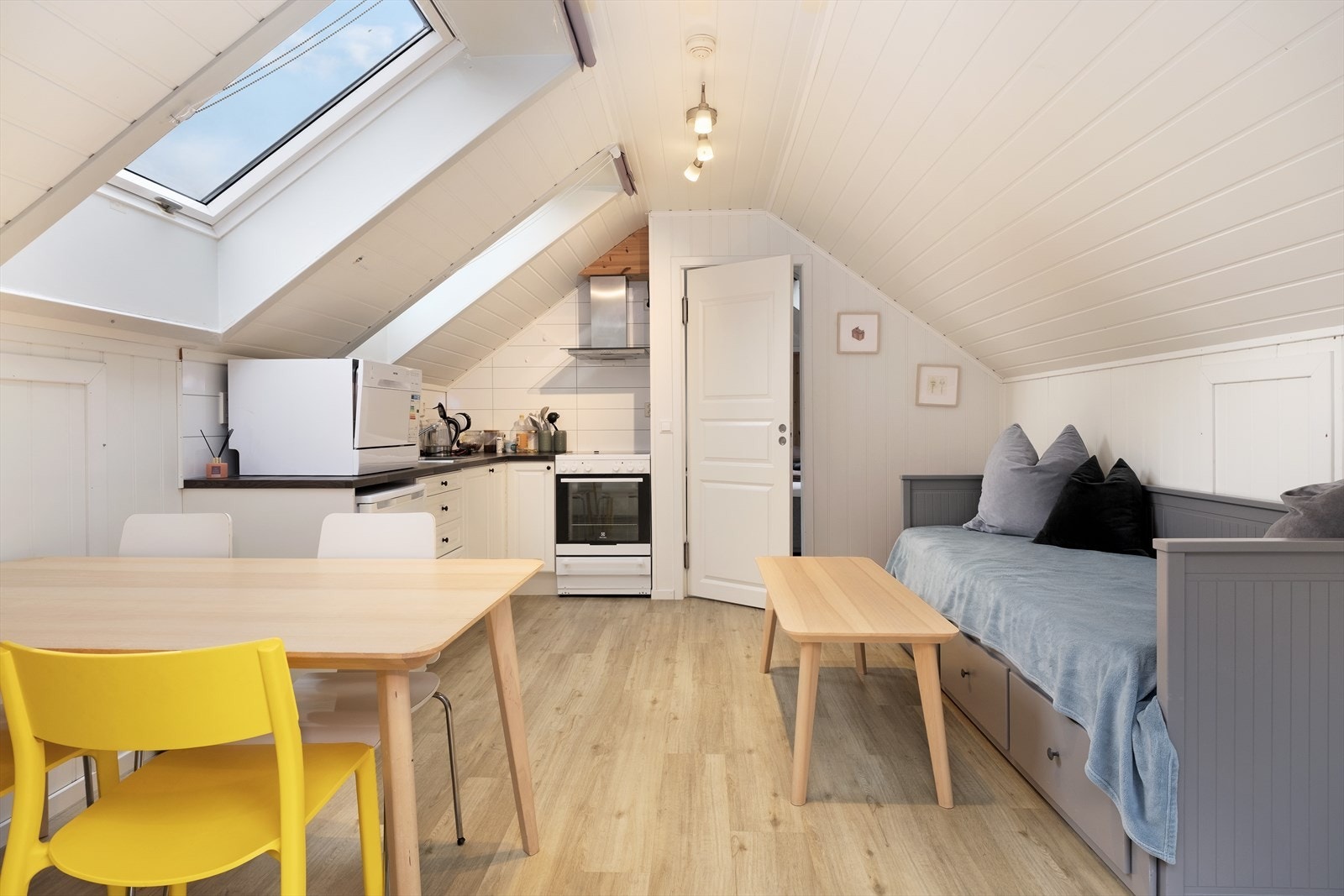 Over garasjen er det hybelleilegheit som inneheld opphaldsrom, soverom og bad. Galleribilde