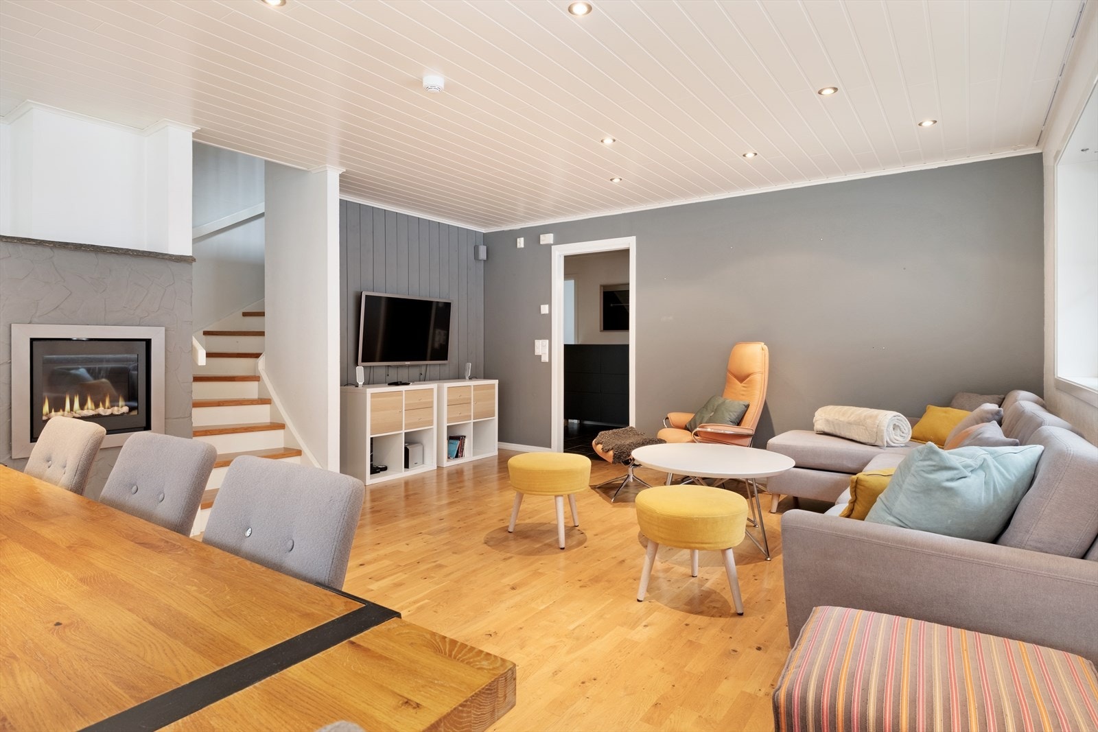 Stova er lun og triveleg med plass til innreiing av både sitte- og etegruppe. Galleribilde