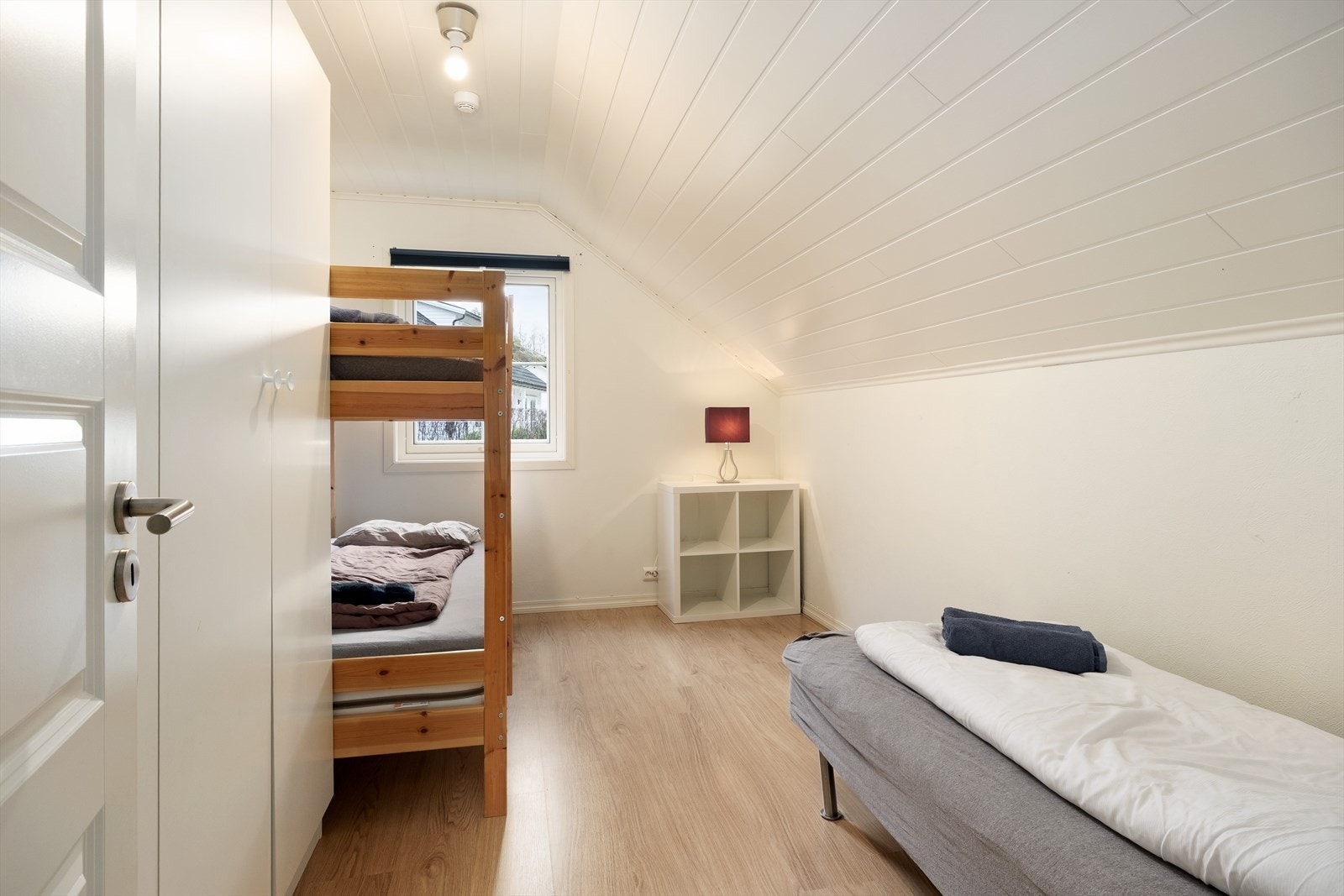 Det er også 2 soverom i denne etasjen samt ei bod med oppbevaringsplass. Galleribilde