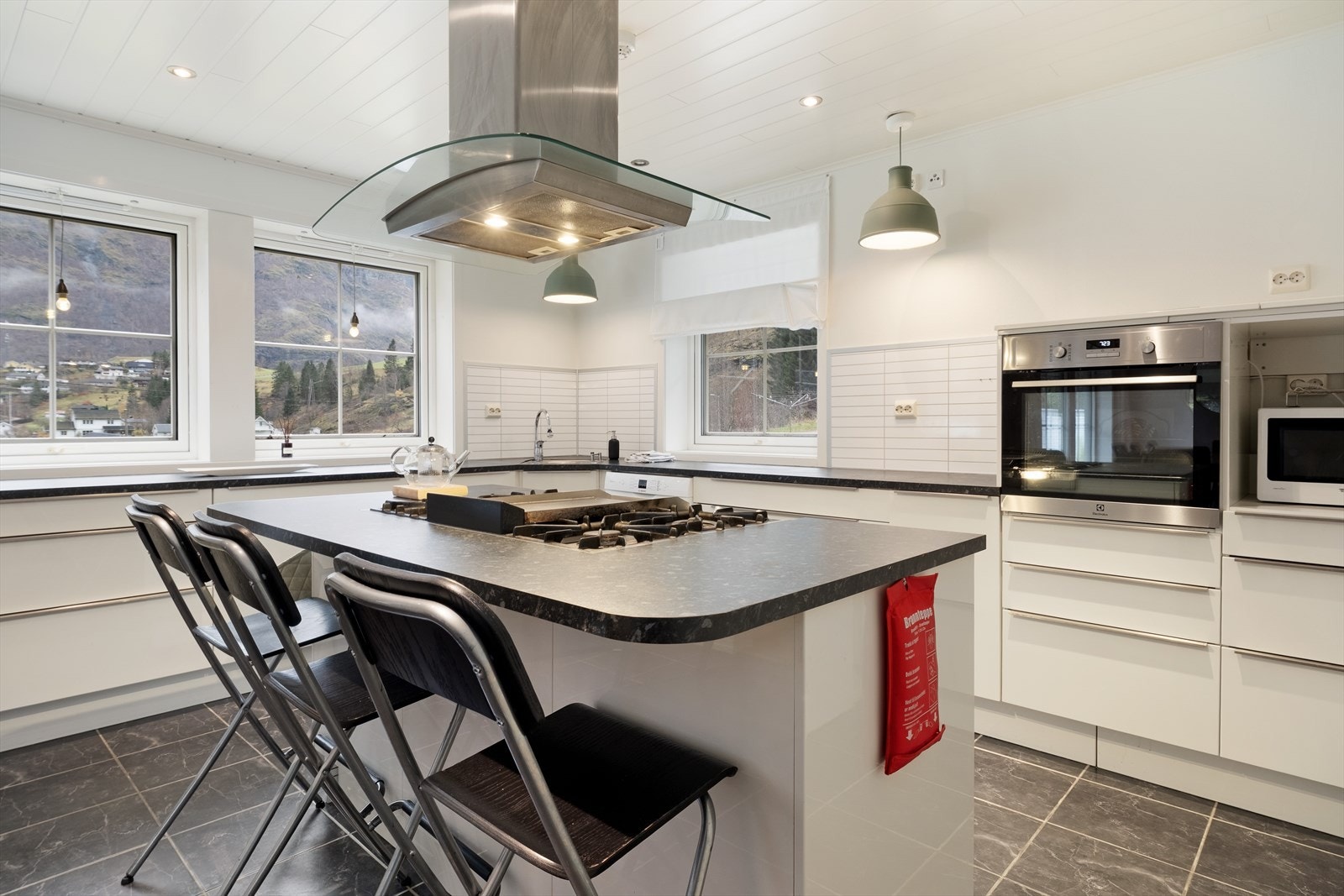 Kjøkkenet er innhaldsrikt med god skåp- og benkeplass samt ei sosial og praktisk kjøkkenøy. Galleribilde