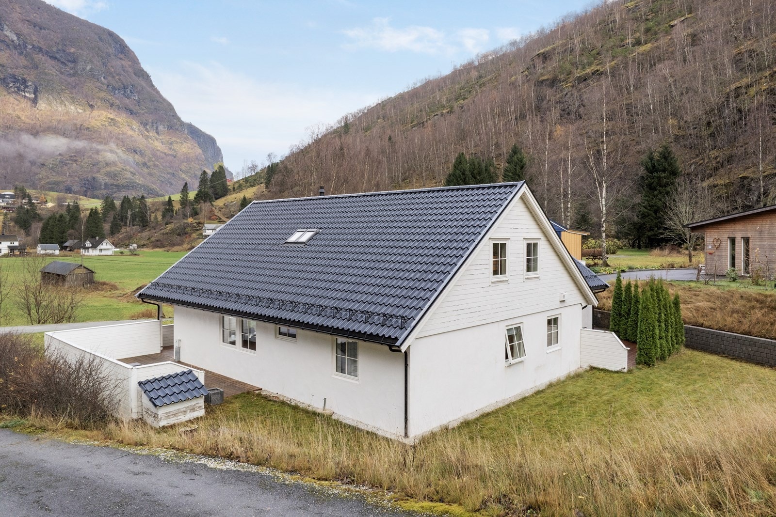 Forøvrig er det i hovedsak plenareal mot sør og store treplatningar mot vest og mot sør. Galleribilde
