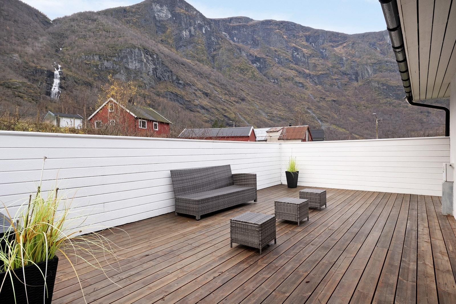 Bustaden har romsleg treplatning av impregnert terrassebord på spikerslag lagt på grunnen. Galleribilde