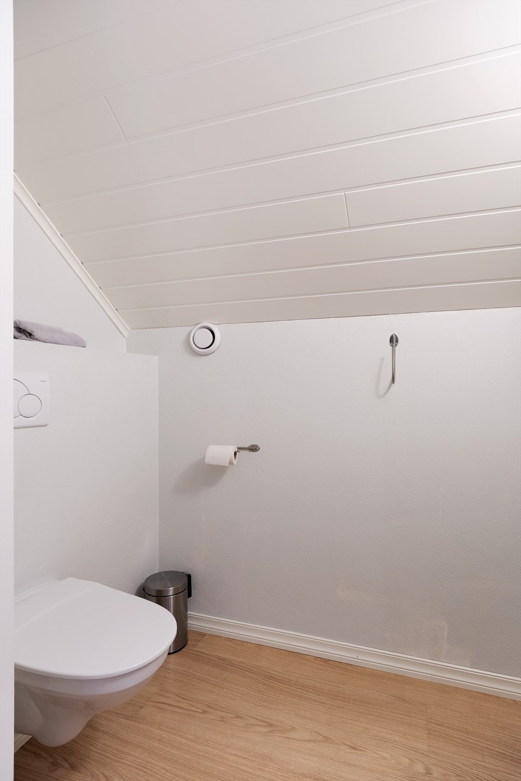 Wc med vegghengt toalett og servant. Galleribilde