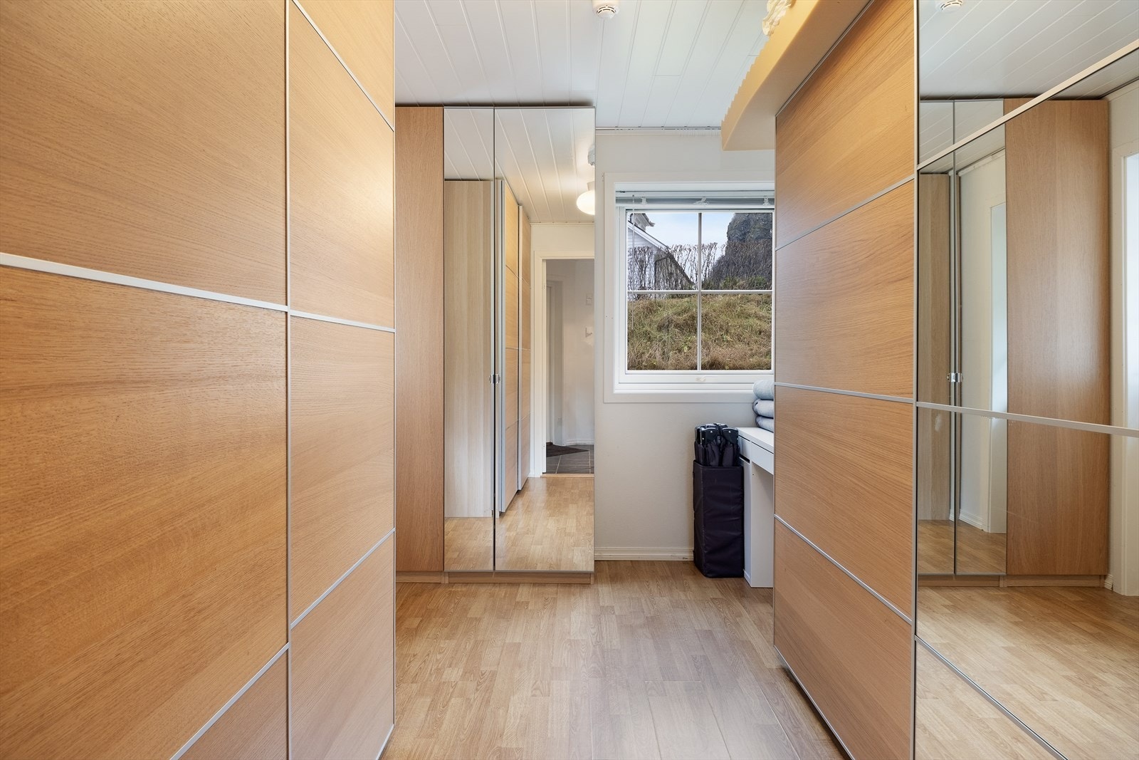 Garderoberom med god lagringsplass. Frå garderoberommet er det tilkomst ut til garasjen. (Tidlegare soverom) Galleribilde