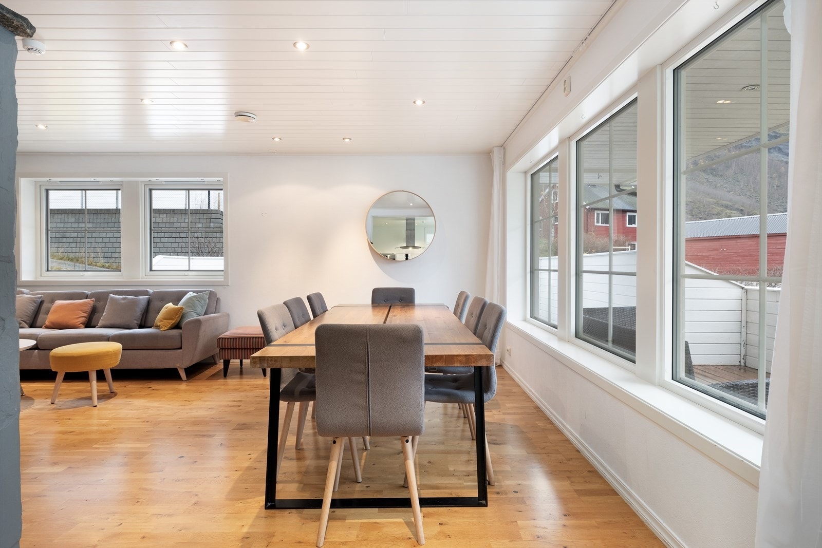 Her er det spottar i himling og godt med lysinnslepp via fleire vindaugsflater. Bustaden blir primært varma opp av gass via kjele med vassbåren varme og varmtvatn i 1.etg. Galleribilde