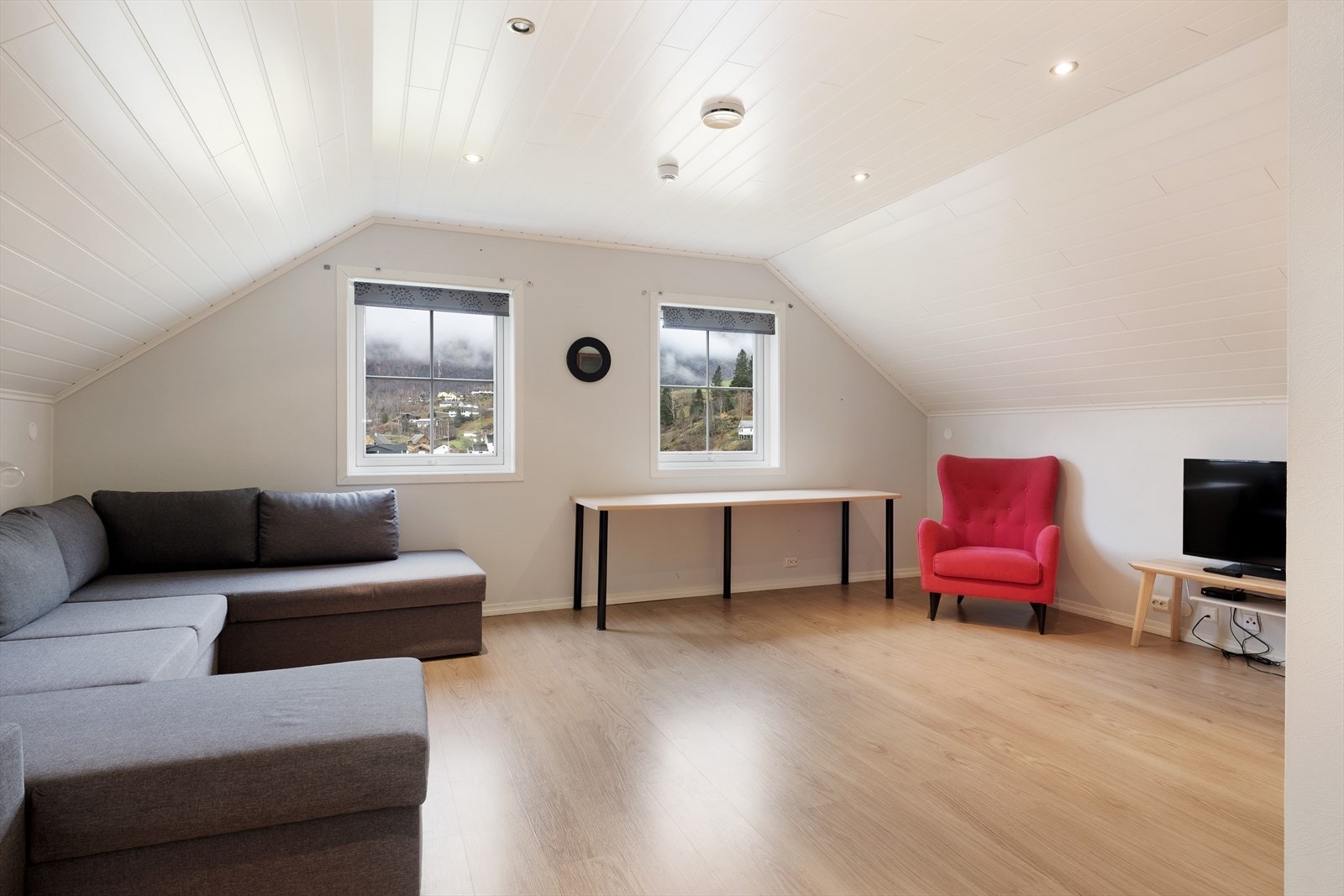 Loftstova er av god storleik med god plass til ei sittegruppe. Perfekt avlastningsområde både for både store og små. Galleribilde