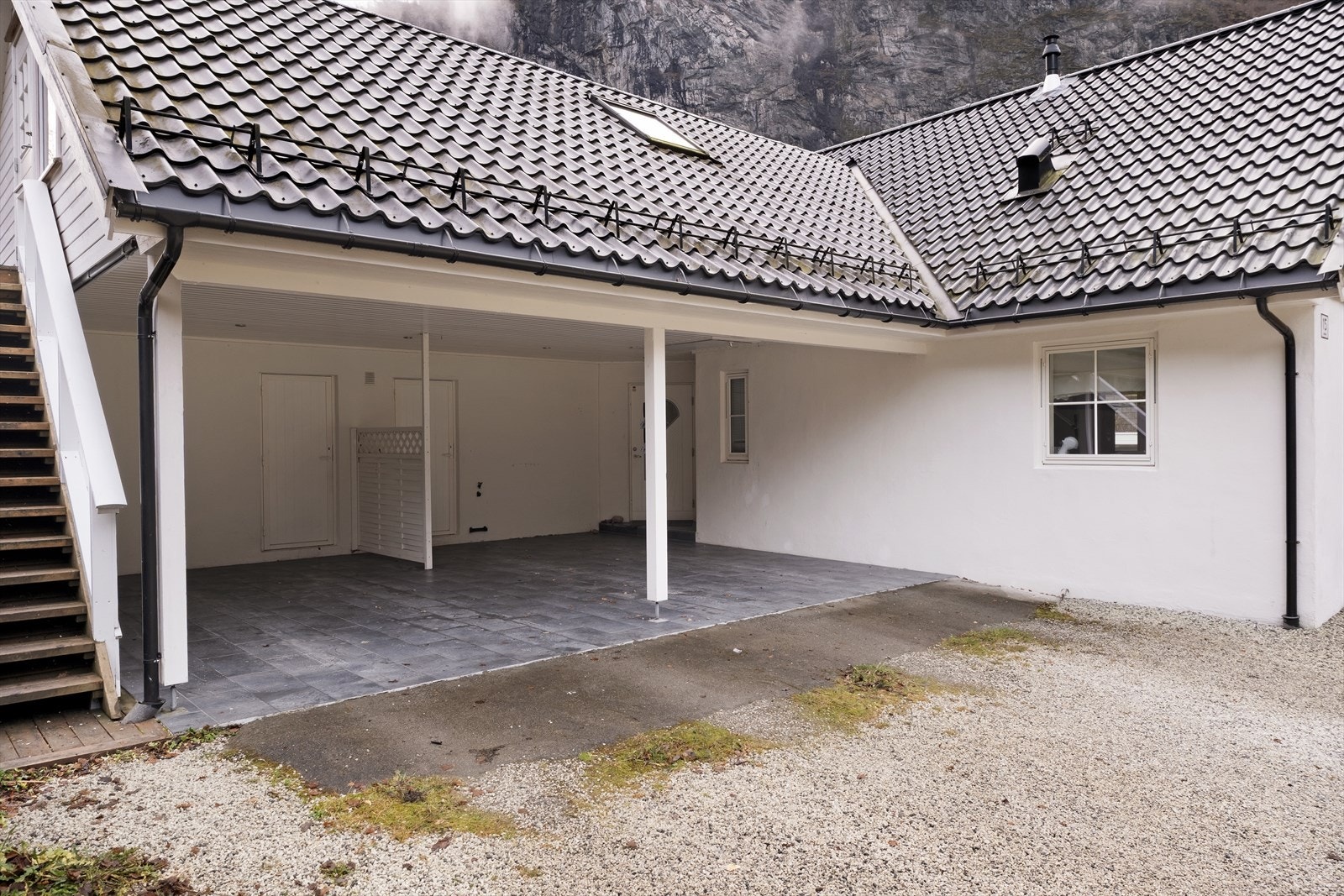 Garasjen har plass til 2 bilar, tilkomst til 2 boder og eit tekniskrom. Golvet i garasjen er flislagt. Galleribilde