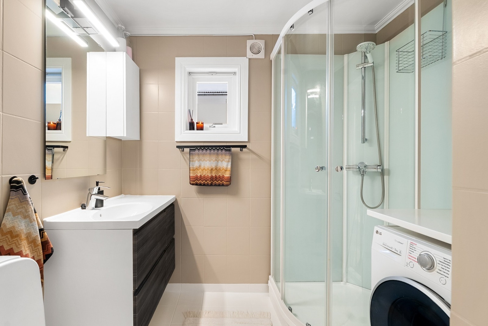 På baderommet har eier lagt opp vann og avløpsløsning til vaskemaskin. Det er også felles vaskerom i kjeller, dersom man har behov for litt mer areal på badet i leiligheten. Galleribilde