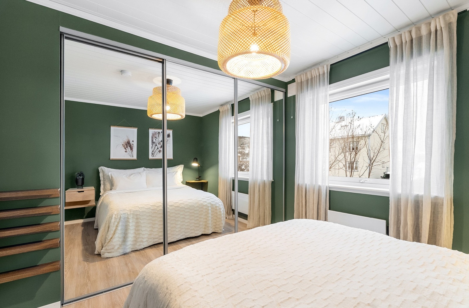 Nåværende eier har etablert skyvedørsgarderobe på soverommet. Galleribilde