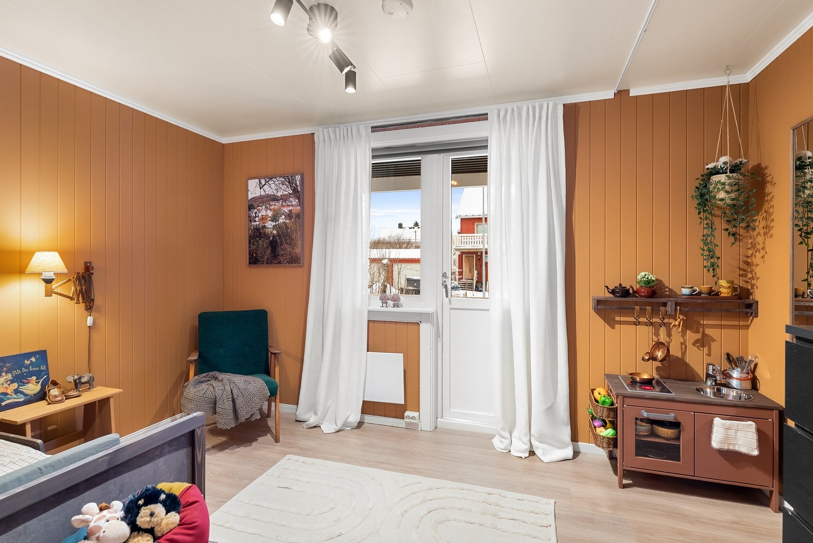 Utgang til balkong vendt mot sør-vest. Strålende solforhold. Fra balkongen er det også nedgang til platting samt flott opparbeidet uteområde. Galleribilde