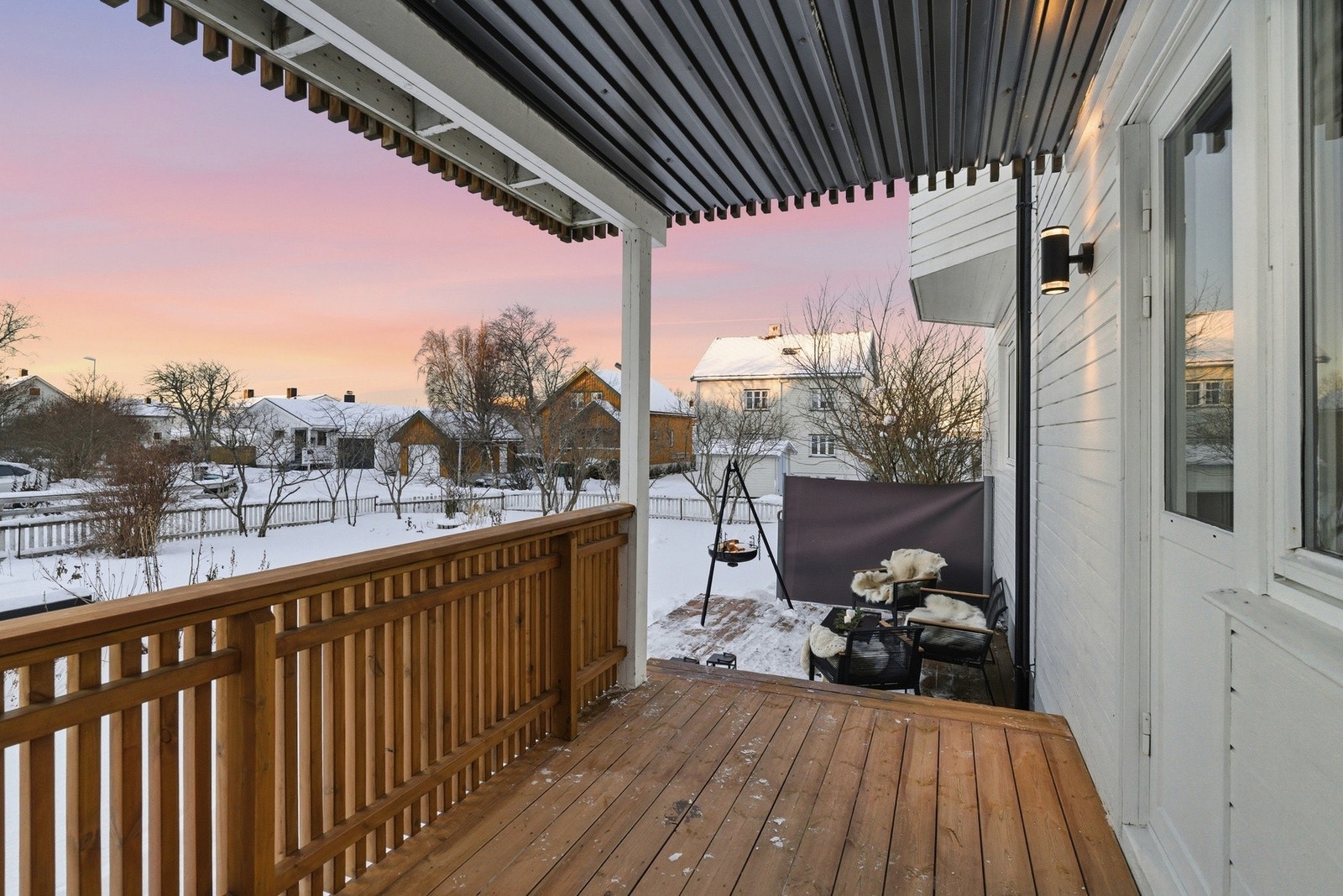 Flott balkong vendt mot sør-vest med strålende solforhold. Galleribilde