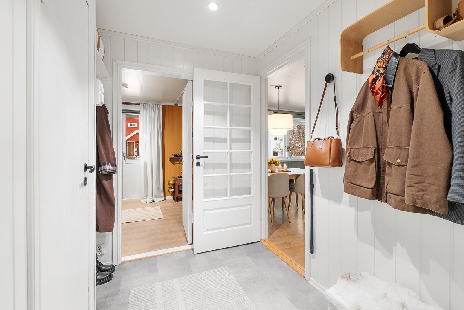 Lys og flott entré. Nåværende eier har nylig skiftet gulvet i gangarealet. Galleribilde