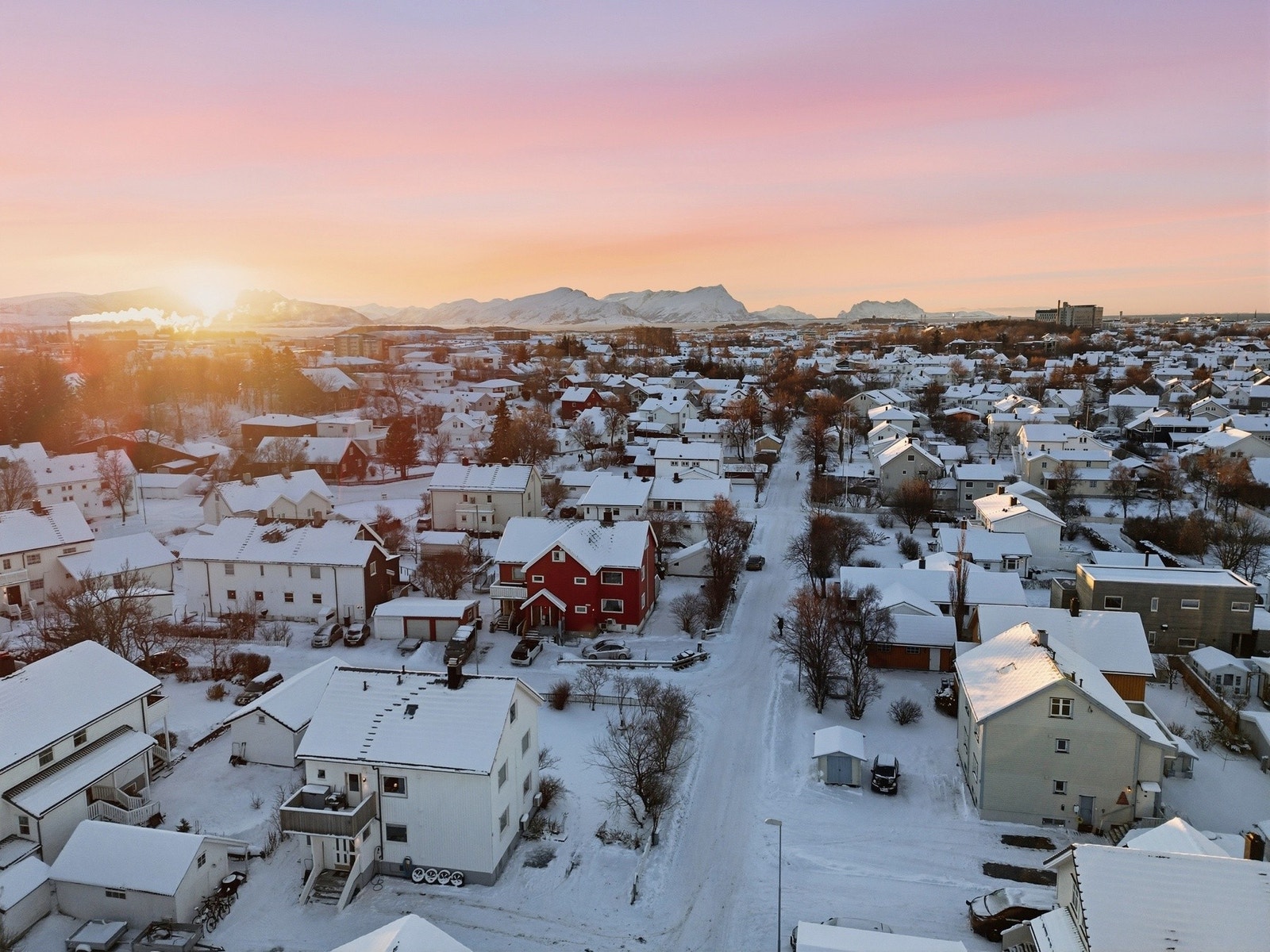 Boligen ligger pent til med korte avstander til det meste man trenger i hverdagen, derav blant annet skole, barnehage og dagligvarebutikk. Galleribilde
