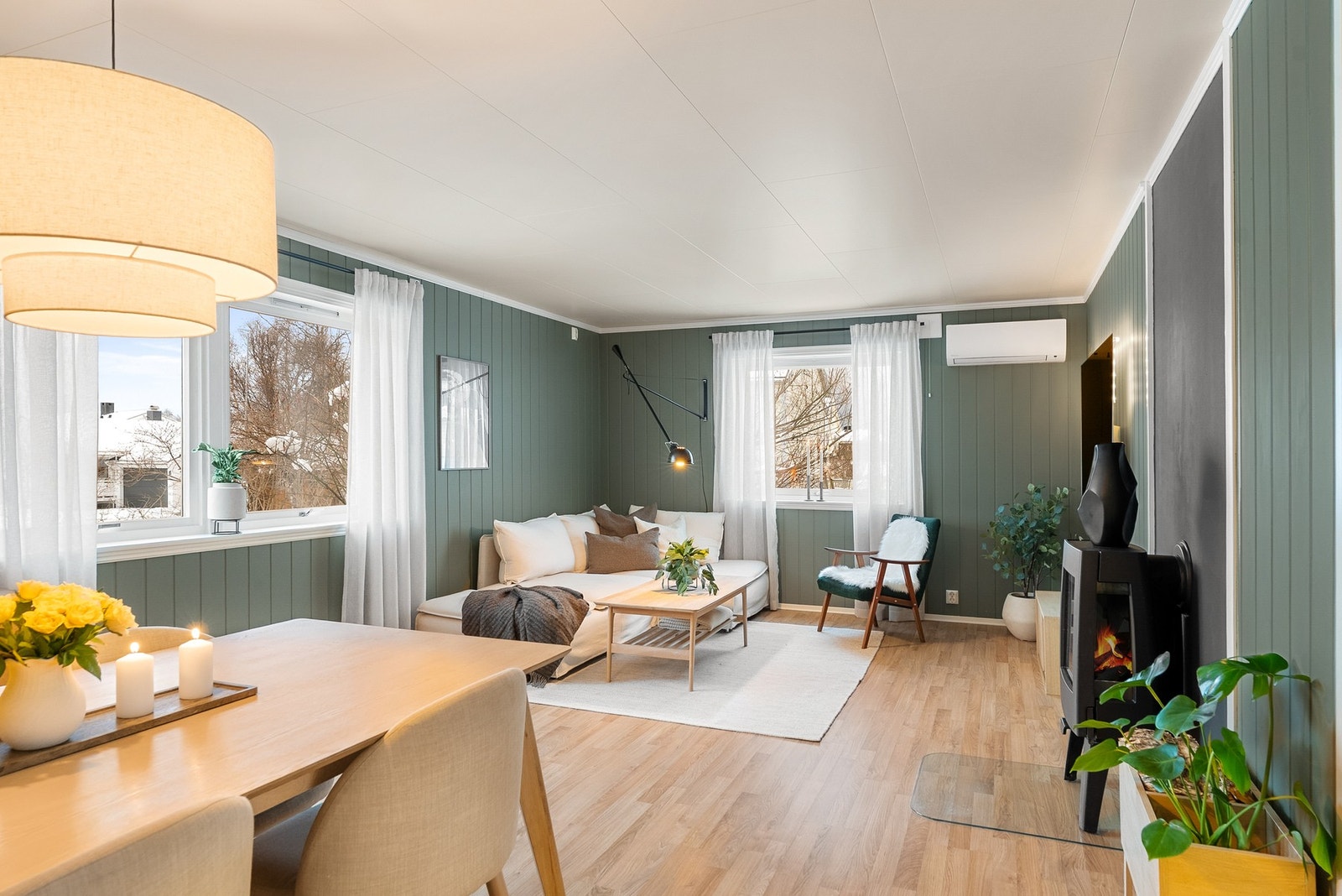 Lys og trivelig stue med plass til både sofa- og spisegruppe, og gode møbleringsmuligheter. Galleribilde