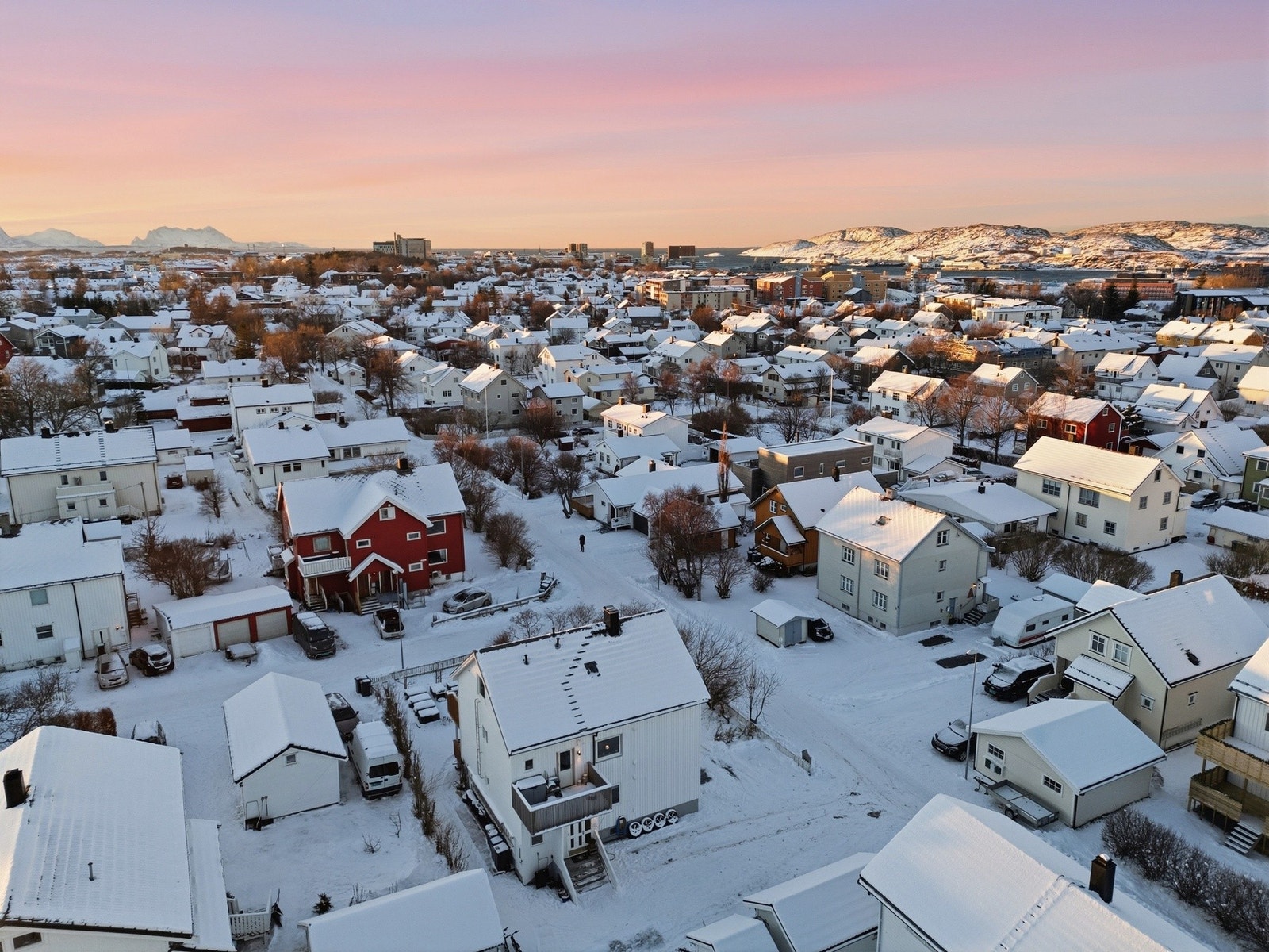 Boligen ligger pent til med korte avstander til det meste man trenger i hverdagen, derav blant annet skole, barnehage og dagligvarebutikk. Galleribilde