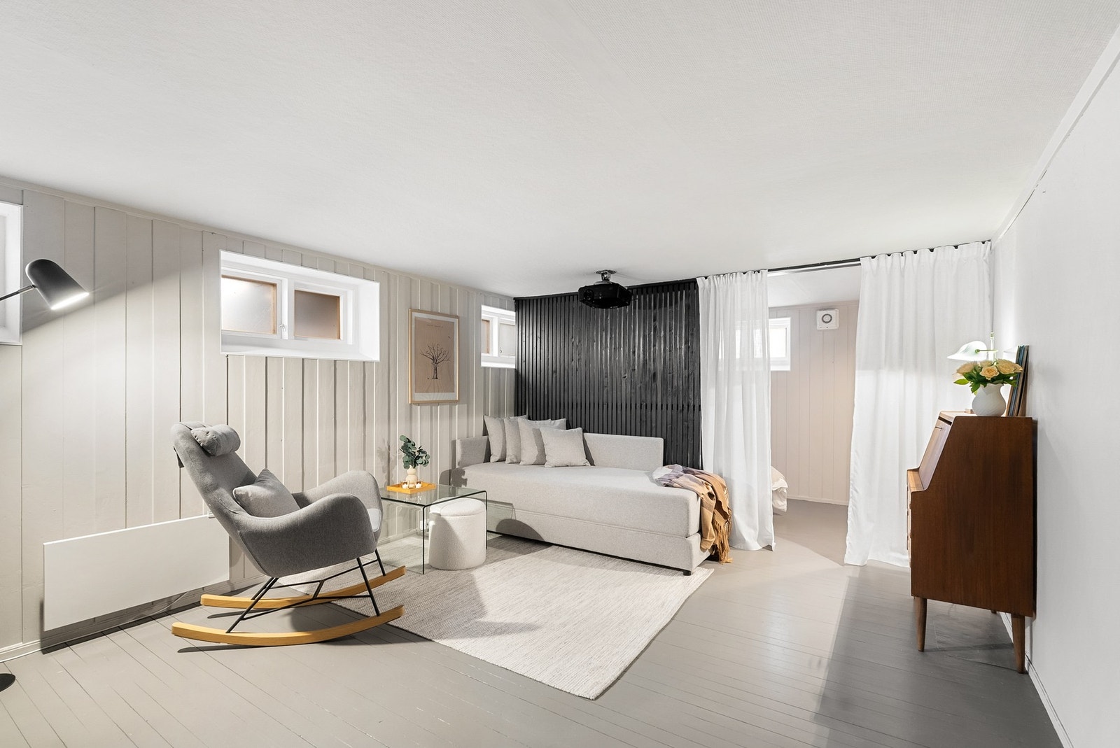 Rom i kjeller som nåværende eier benytter som gjesterom/kinorom.(Ikke godkjent) Galleribilde