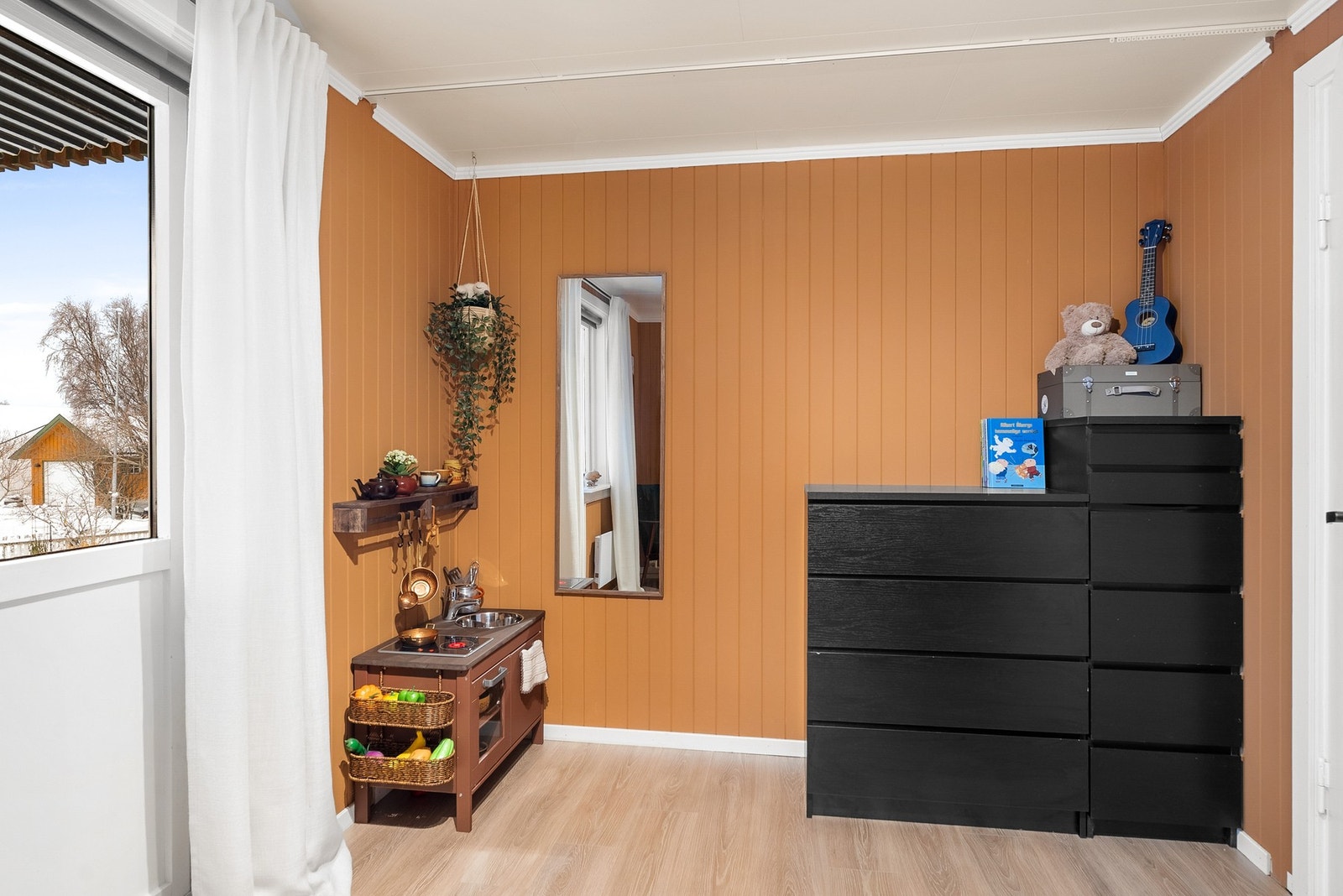 Det er også byttet gulv på soverom 2 i 2025. Galleribilde