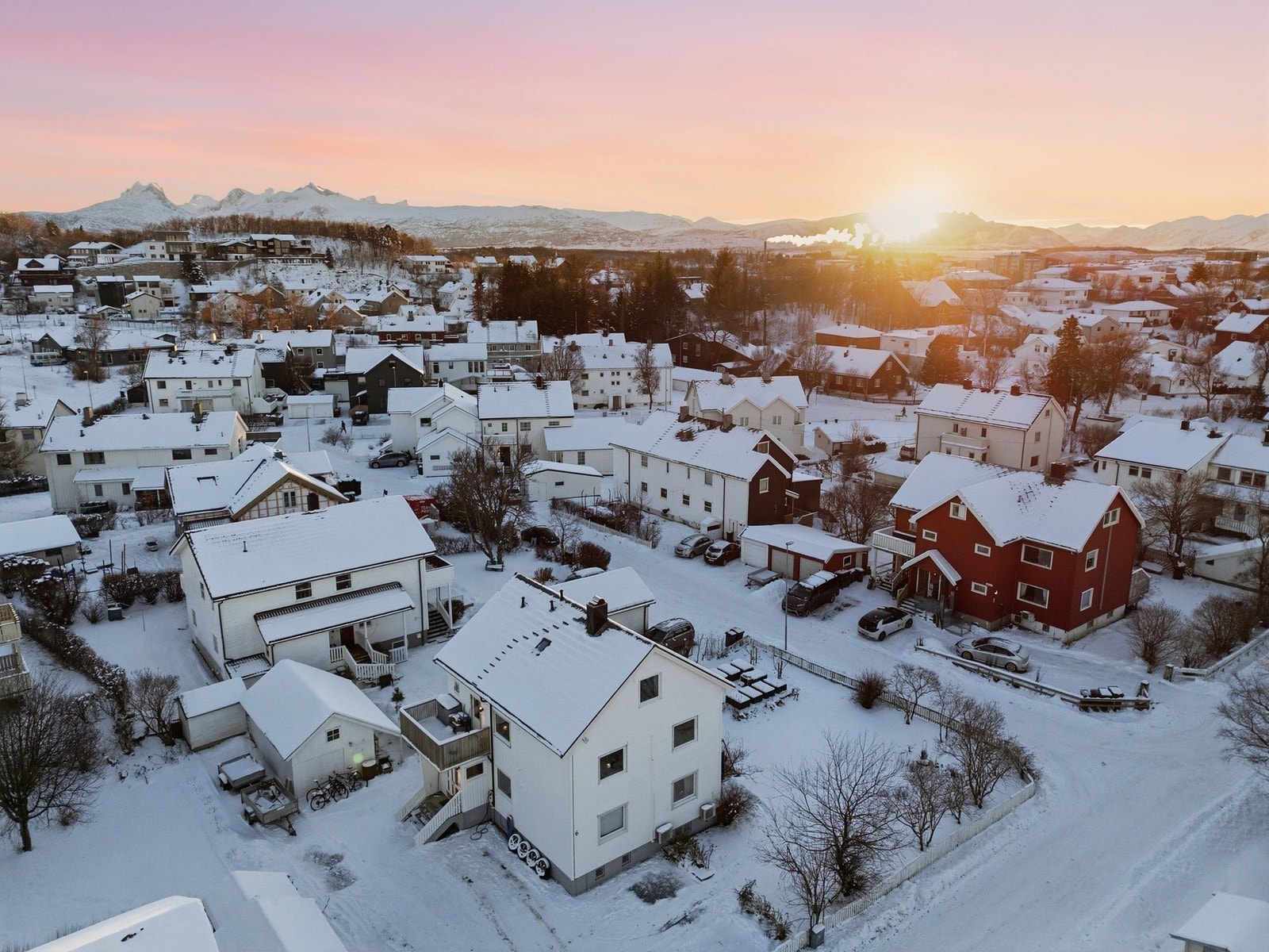 Oversiktsbilde av tomannsboligen med ny oppgradert taktekking fra 2024 og gruset parkeringsplass med utvidet areal. Galleribilde