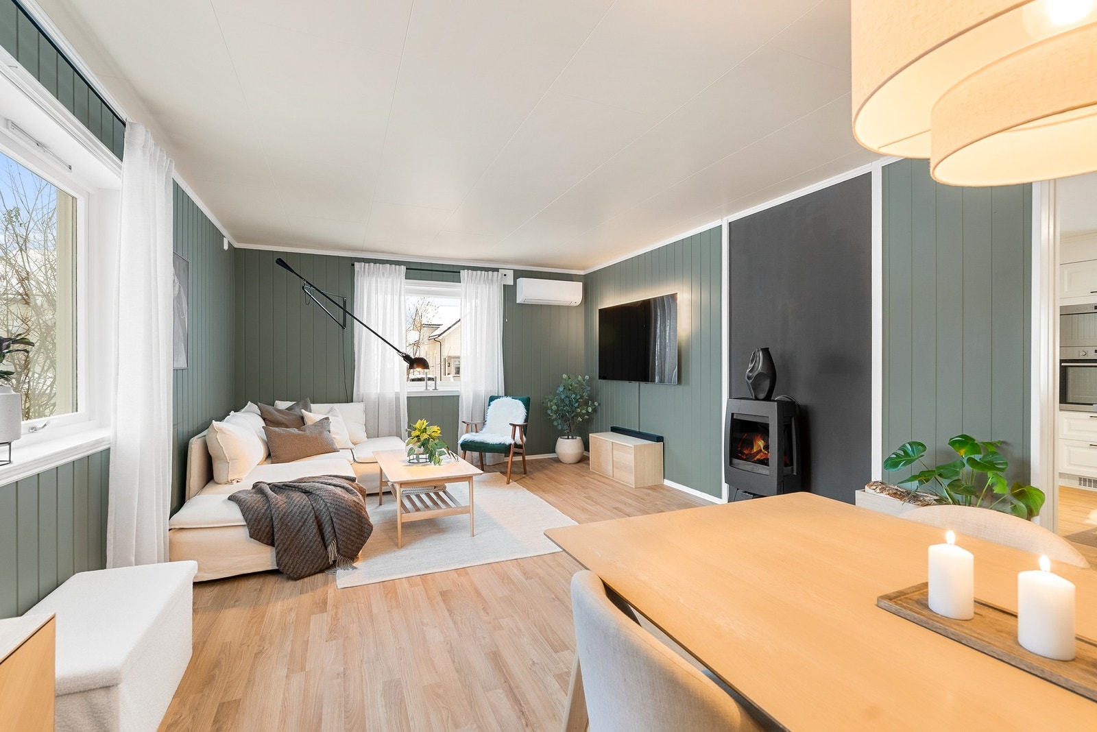 Lys og trivelig stue med plass til både sofa- og spisegruppe, og gode møbleringsmuligheter. Galleribilde