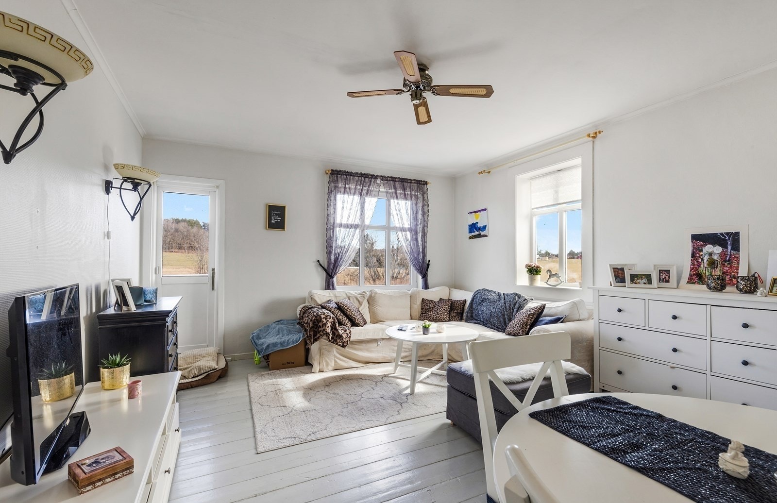 Stuen har peis og direkte utgang til balkong. Galleribilde