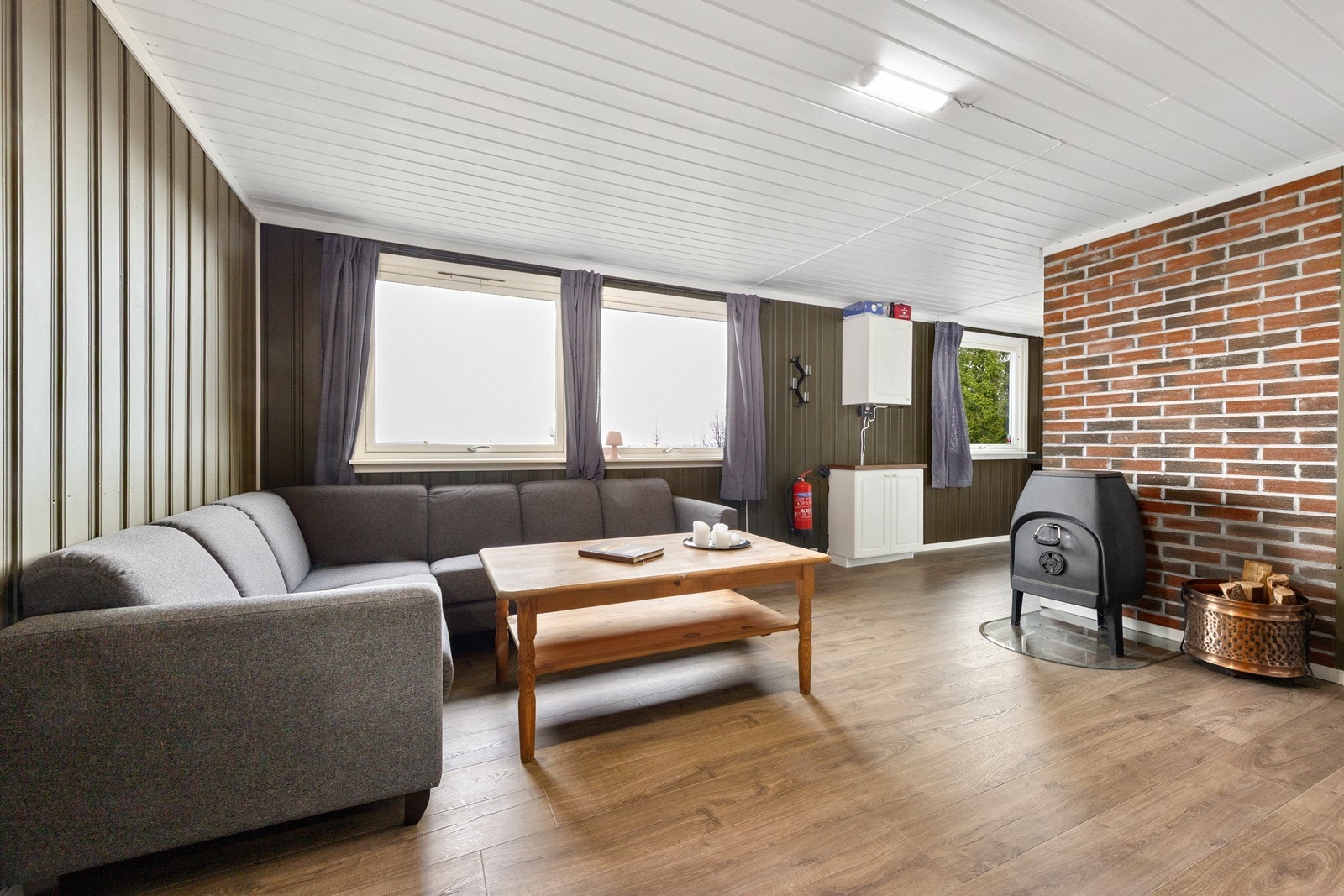 Stuen gir rom for møblering av en romslig sofagruppe. Galleribilde