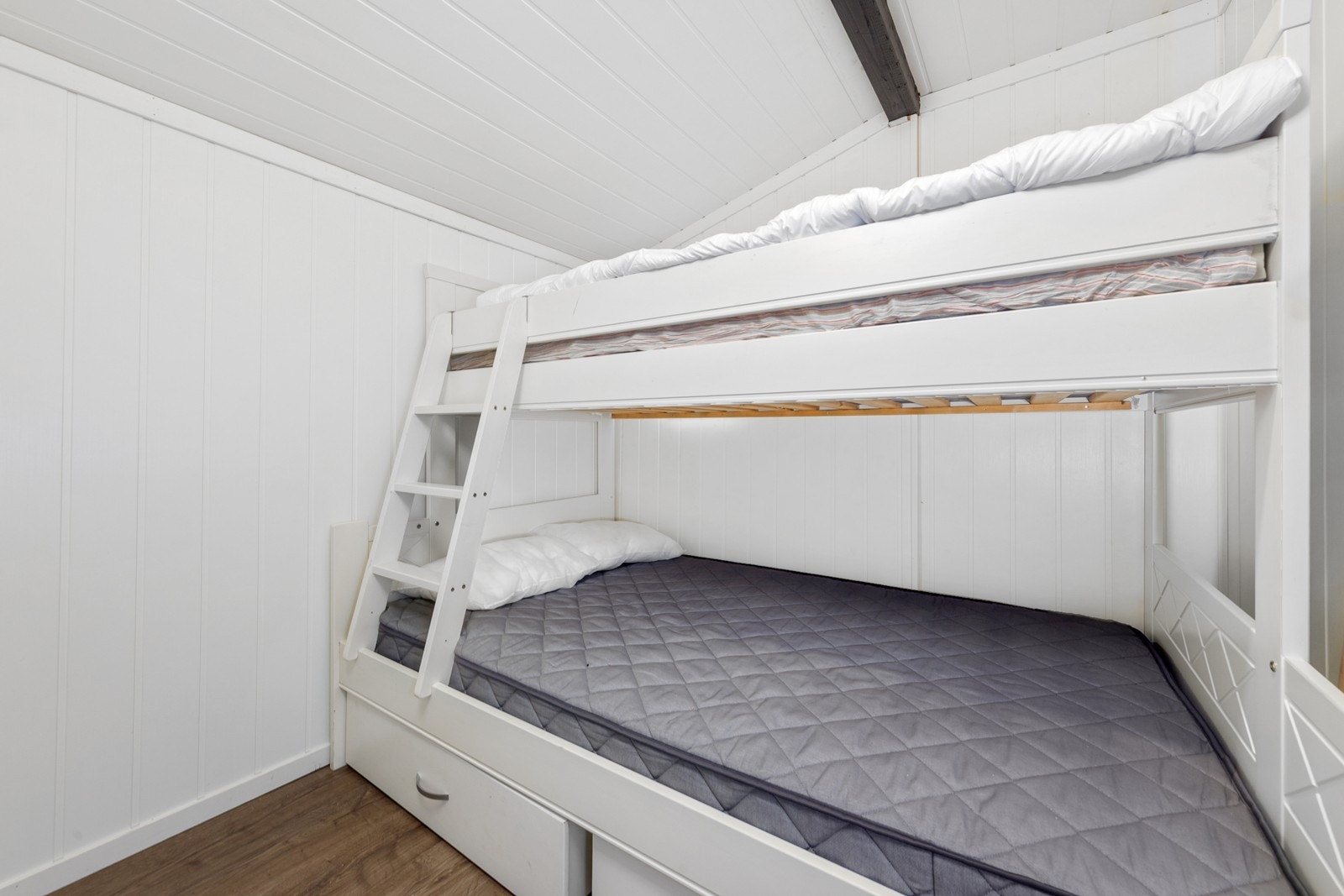 Rommene er i dag innredet med 5 sengeplasser. Galleribilde