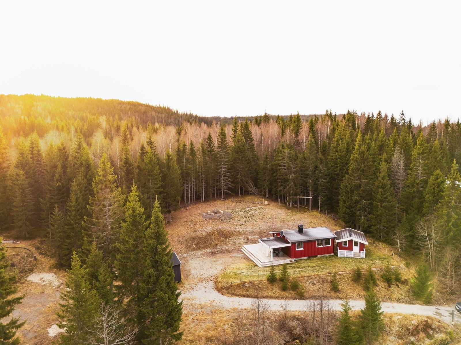 Hytta ligger fint til på Øståsen i Modum kommune - et rolig og naturnært område perfekt for rekreasjon og avkobling. Galleribilde