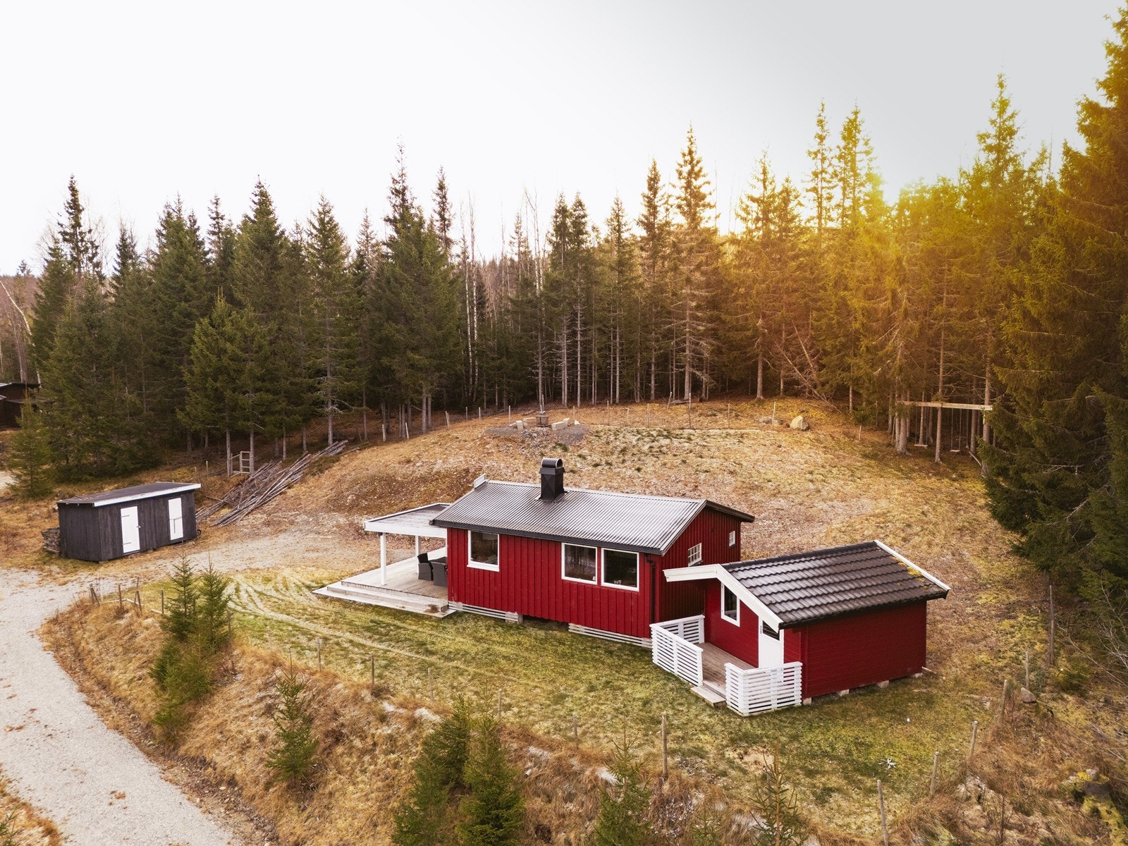 Skjermet hytte med flott utsikt - helårs skogsbilvei, solcelleanlegg og nærhet til turstier, skiløyper og Tyrifjorden Galleribilde