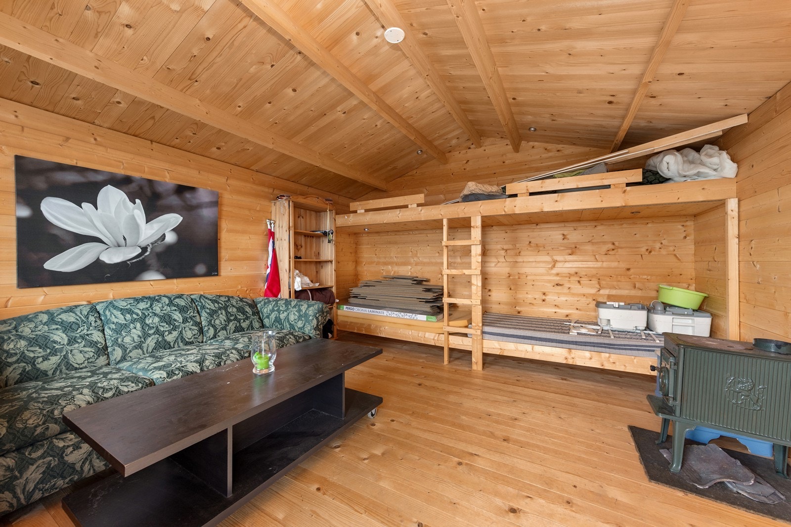 Utendørs har man også et koselig anneks innredet med soveplasser. Galleribilde