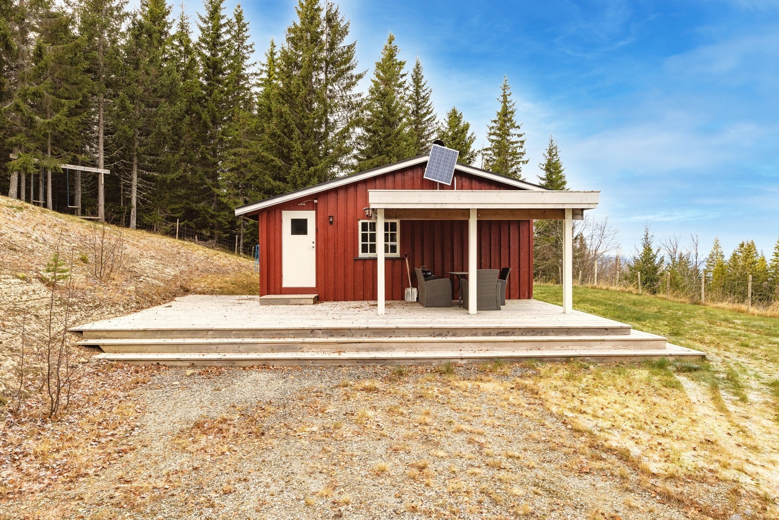 Ved inngangspartiet er det også en koselig terrasse som er delvis overbygget. Galleribilde