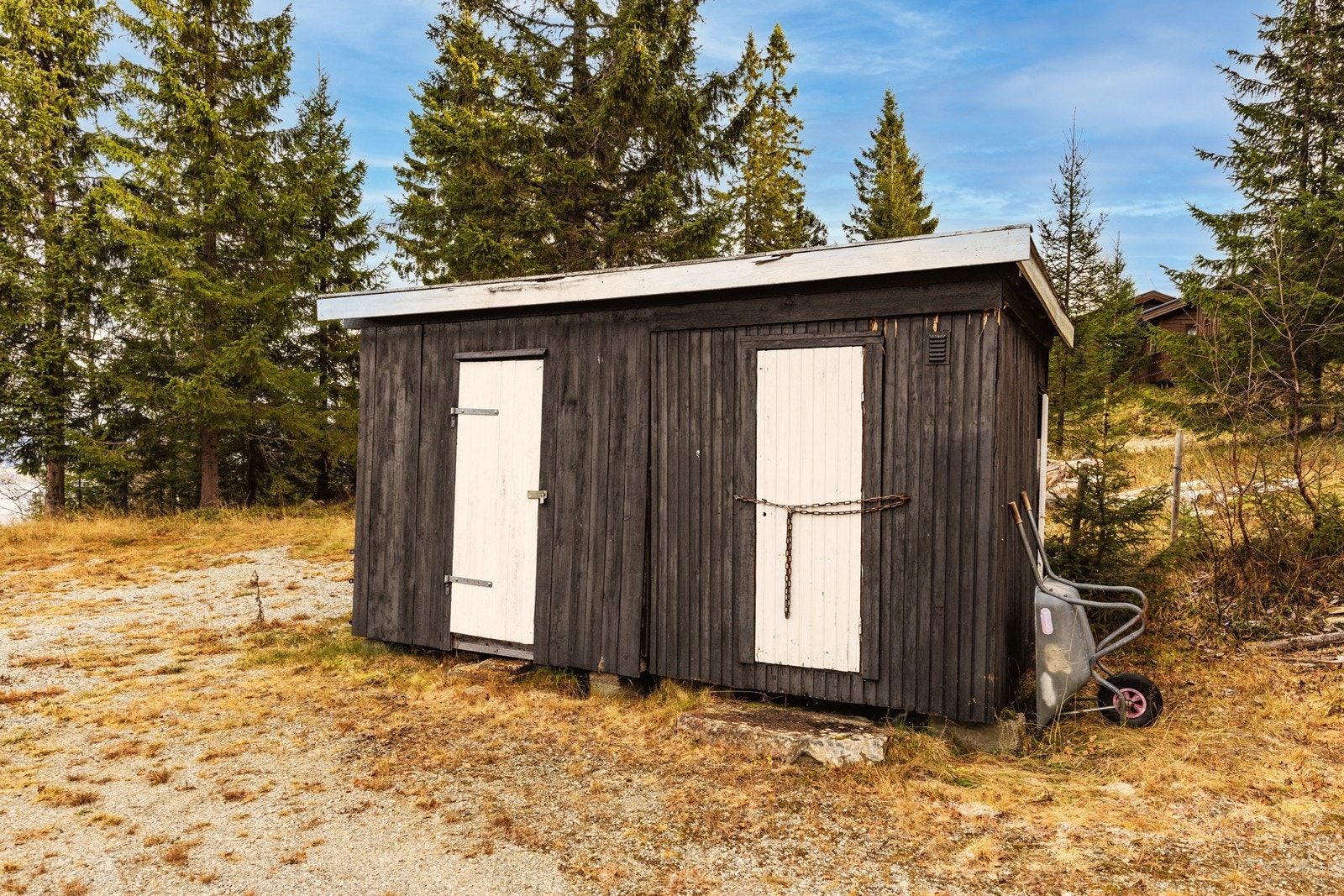 På eiendommen er det også en frittstående bod som sikrer ekstra lagringsplass. Galleribilde