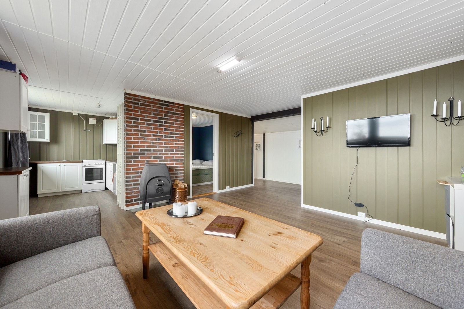 Hytta har en delvis åpen løsning mellom stue og kjøkken, noe som skapet et hyggelig allrom. Galleribilde