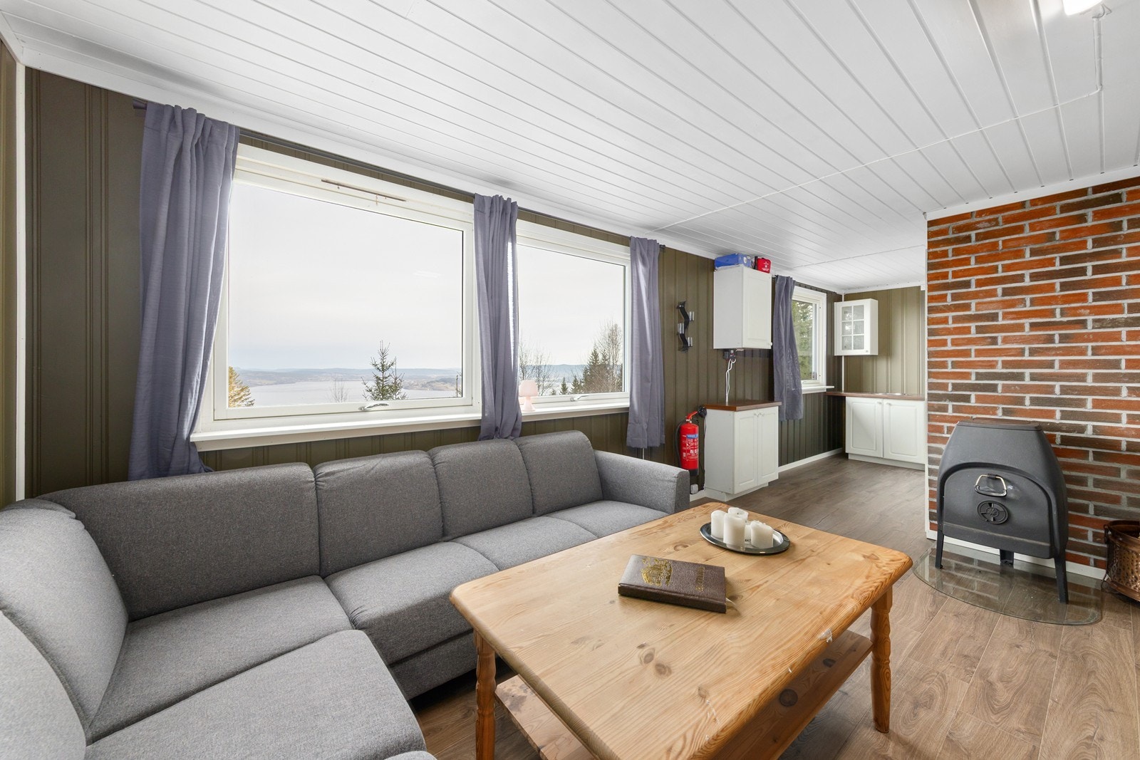 Fra store vindusflater har man flott utsyn over Tyrifjorden. Galleribilde