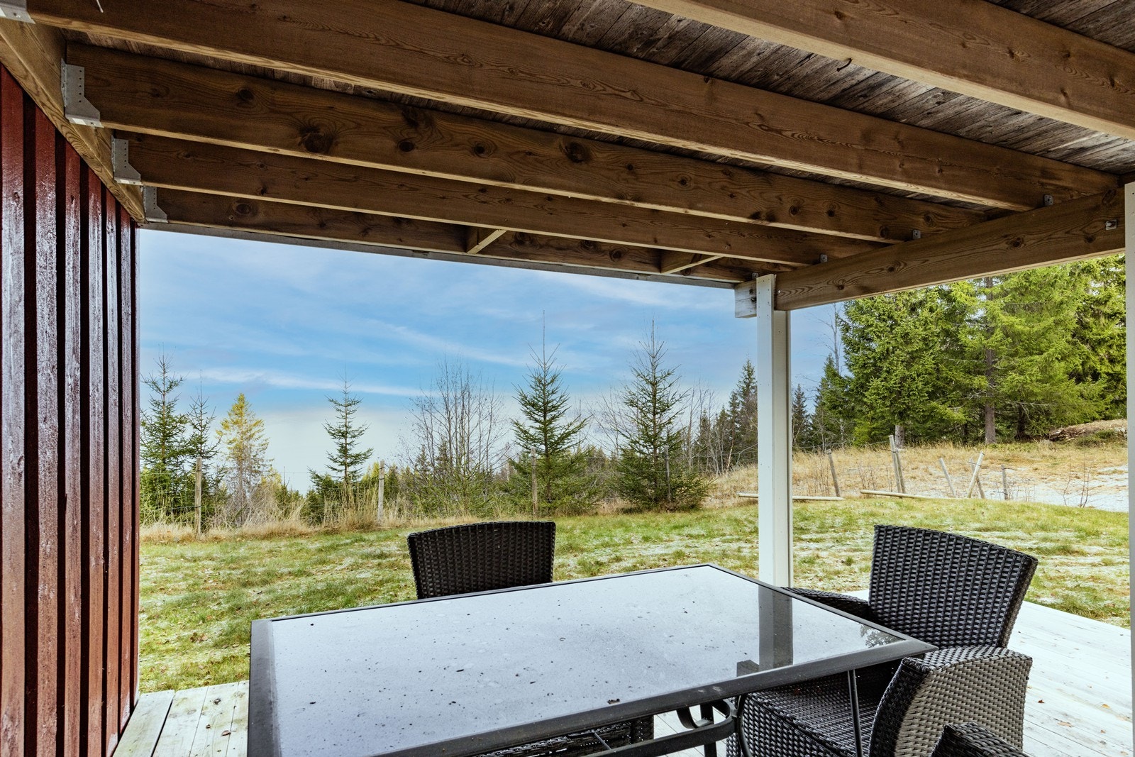 På terrassen er det plass til en sittegruppe under takoverbygg. Galleribilde