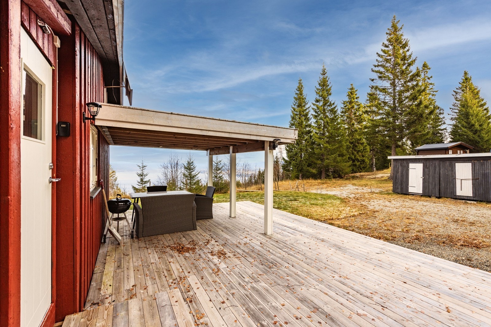 Her får du en flott ramme for hyttelivet med helårs skogsbilvei, 12-volts solcelleanlegg og utedo. Galleribilde