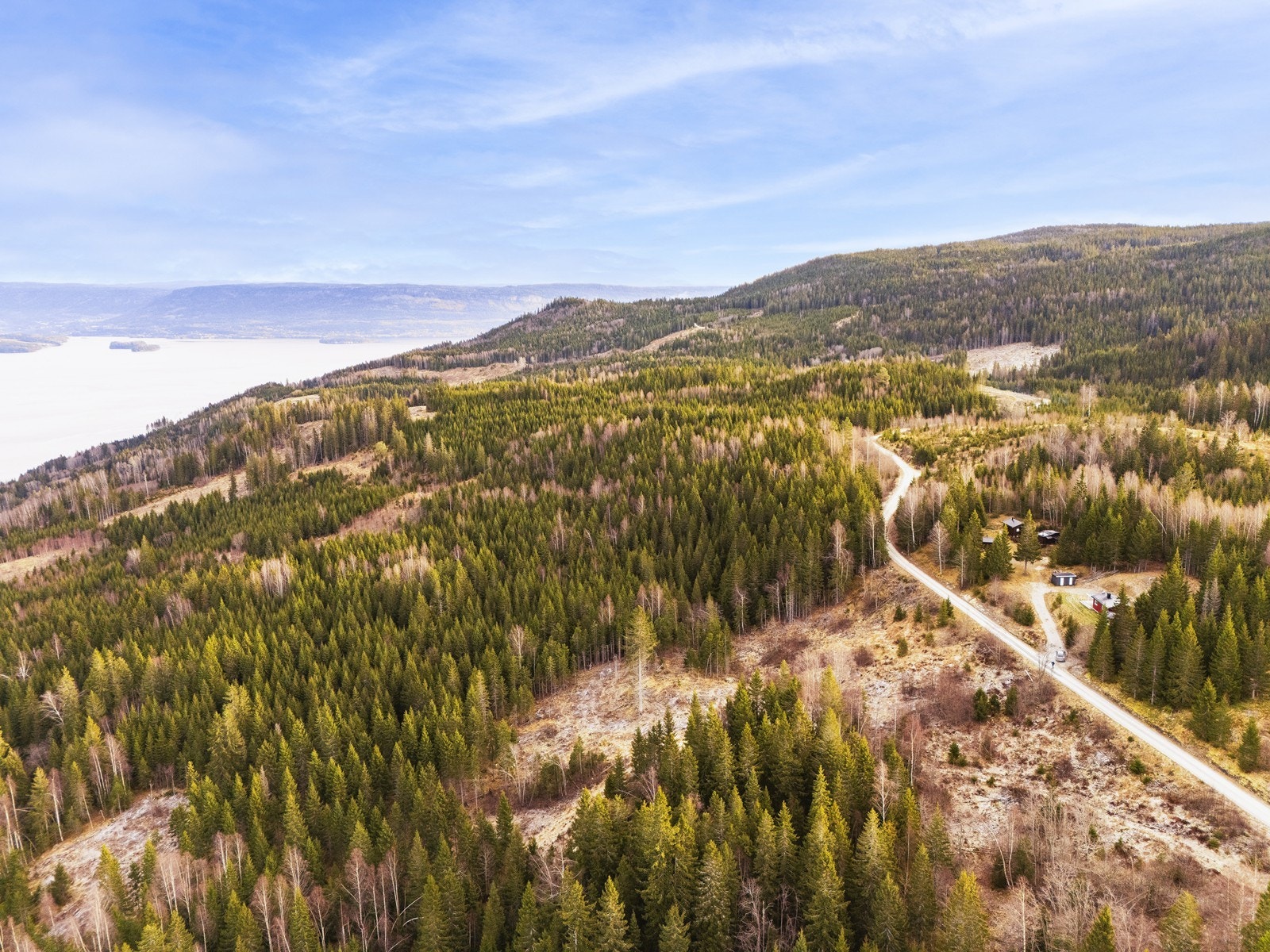 I nærområdet ligger både flere tjern og Tyrifjorden - Norges femte største innsjø - med gode badeplasser og ypperlige fiskemuligheter. Her kan du nyte rolige dager ved vannet, bade, padle eller kaste ut snøret. Galleribilde