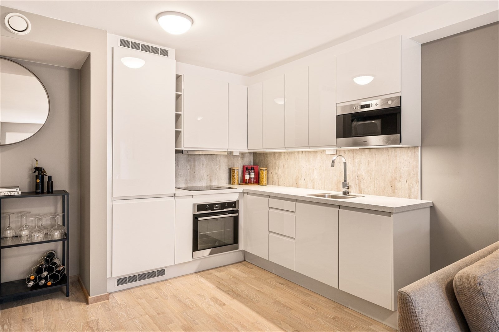 Lys kjøkkeninnregning med integrerte hvitevarer Galleribilde